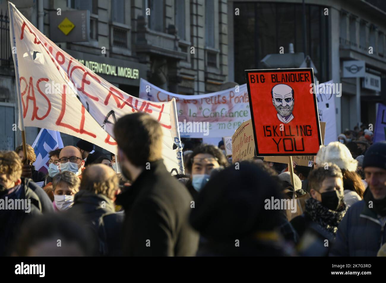 ©Julien Mattia / le Pictorium / MAXPPP - Julien Mattia / le Pictorium - 13/1/2022 - France / Ile-de-France / Paris - Greve du 13 janvier, des milliers de manifestes dans les rues de Paris pour denoncer le manique de moiens et la gestion par le gouvernement de l'épidemie de Covid-19. / 13/1/2022 - France / Ile-de-France (région) / Paris - grève de 13 janvier, des milliers de manifestants dans les rues de Paris pour dénoncer le manque de moyens et la gestion par le gouvernement de l'épidémie de Covid-19. Banque D'Images