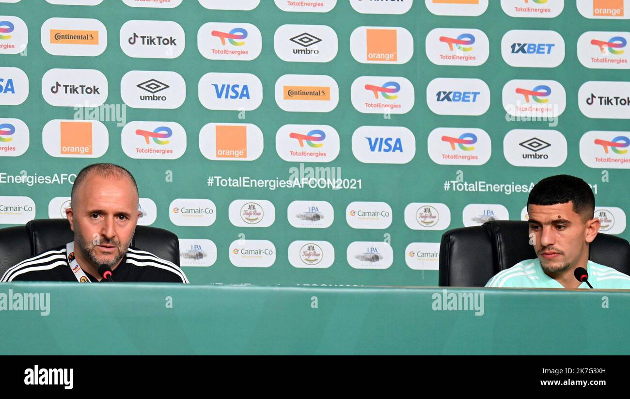 ©ANIS / APP/MAXPPP - l'entraînéur Algérien Djamel Belmadi (L) et le fenseur algérien Youcef Atal (R) assistent à une conférence De presse au stade Japoma de Douala le 15 janvier 2022 à la voile du match de football de la Coupe d'Afrique des nations (CAN) 2021 entre l'Algérie et la Guinée équatoriale - équipe nationale algérienne de football pendant un conférence de presse Banque D'Images