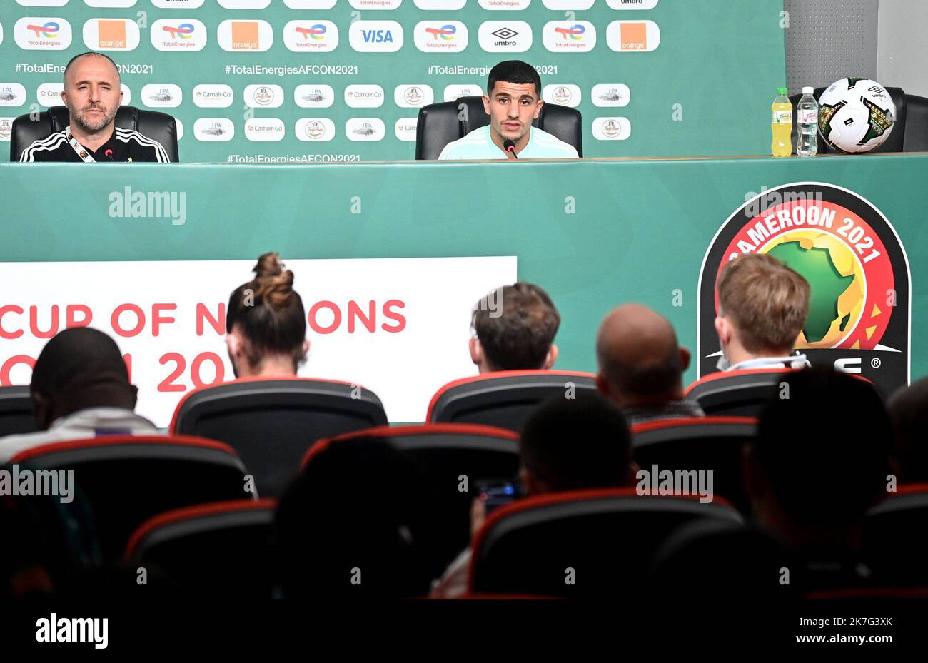 ©ANIS / APP/MAXPPP - le fenseur algérien Youcef Atal (R), Assistance à une conférence de presse au stade Japoma de Douala le 15 janvier 2022 à la voile du match de football de la coupe d'Afrique des Nations (CAN) 2021 entre l'Algérie et la Guinée équatoriale - équipe nationale algérienne de football lors d'une conférence de presse Banque D'Images