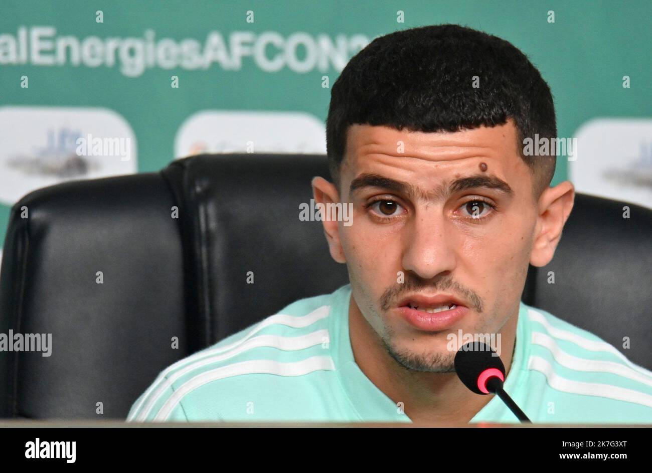 ©ANIS / APP/MAXPPP - le fenseur algérien Youcef Atal aide à une conférence de presse au stade Japoma de Douala le 15 janvier 2022 à la Veille du match de football de la coupe d'Afrique des Nations (CAN) 2021 entre l'Algérie et la Guinée équatoriale - équipe nationale de football algérienne lors d'une conférence de presse Banque D'Images
