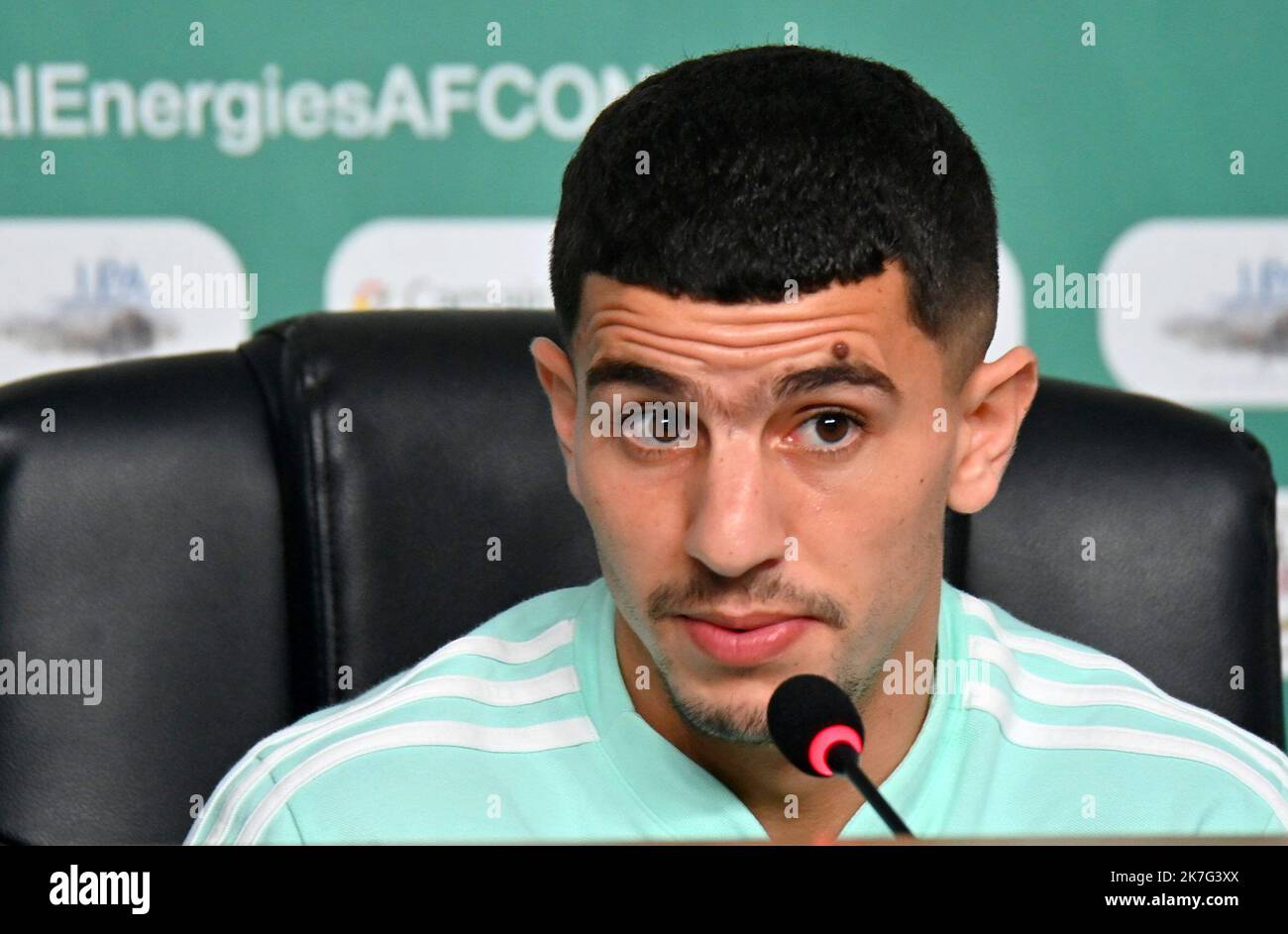 ©ANIS / APP/MAXPPP - le fenseur algérien Youcef Atal aide à une conférence de presse au stade Japoma de Douala le 15 janvier 2022 à la Veille du match de football de la coupe d'Afrique des Nations (CAN) 2021 entre l'Algérie et la Guinée équatoriale - équipe nationale de football algérienne lors d'une conférence de presse Banque D'Images