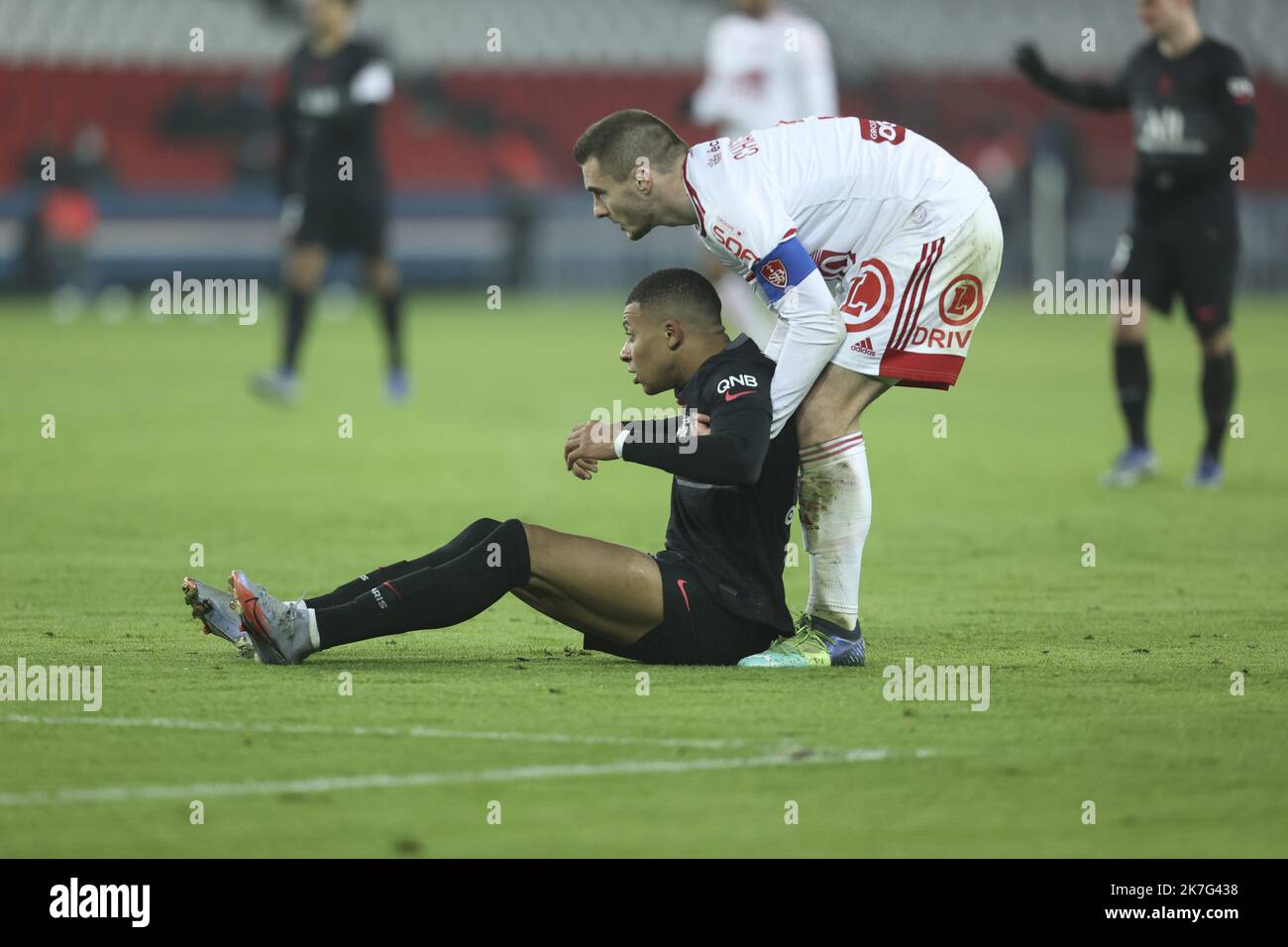 ©Sébastien Muylaert/MAXPPP - Kylian Mbappe de Paris Saint-Germain réagit lors du jeu de la Ligue 1 Uber Eats entre Paris Saint-Germain et Brest au Parc des Princes à Paris, France. 15.01.2022 Banque D'Images