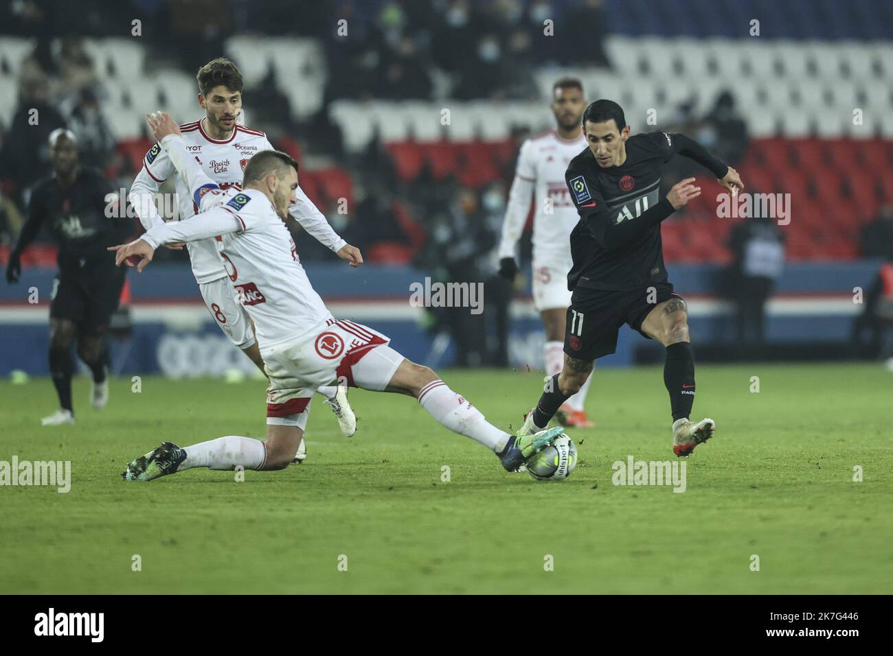 ©Sébastien Muylaert/MAXPPP - Angel Di Maria de Paris Saint-Germain combat pour le ballon lors du match de la Ligue 1 Uber Eats entre Paris Saint-Germain et Brest au Parc des Princes à Paris, France. 15.01.2022 Banque D'Images