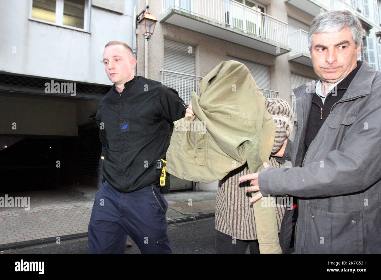 ©PHOTOPQR/LA DEPECHE DU MIDI/LAURENT DARD ; TARBES ; 20/12/2013 ; NR LAURENT DARD ARRIVEE AU PALAIS DE JUSTICE DE PAU DE JEREMY RIMBAUD SOUPCONNE D AVOIR TUE LEOPOLD PEDEBIDU ET DE LUI AVOIR MANGE UNE PARTIE DU COEUR ET DE LA LANGUE A NOUILHAN CANNIBALE UNE DAME ÂGÉE A ÉTÉ FRAPPÉE MARDI SOIR, VERS 10 HEURES, Dans le quartier Chalets de Toulouse. La préfecture de haute-Garonne, confirmant les informations de la Dispatch du midi, indique que l'homme arrêté juste après, n'est autre que Jérémy Rimbaud. Il est mieux connu par le surnom de “cannibale des Pyrénées” ou “cannibale de Nouilhan” f Banque D'Images