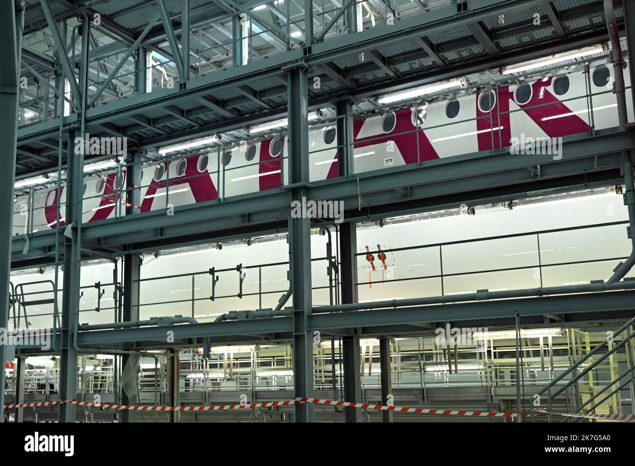 ©REMY GABALDA/MAXPPP - un Airbus A350 dans les ateliers de peinture d'un sous-traitant aéronautique à Blagnac. Certaines compagnies aériennes, à l'extérieur de Qatar Airways, font état de peinture craquelée sur certains de leurs Airbus A350. Des temps qui sont à la difficile à faire viennent ajouter la peinture sur les matériaux composites, plus que sur l'aluminium. Qatar Airways aurait oannée au sol 20 apreils sur 53 pour examiner ces sorties, et au mois cinq autres compagnies aériennes seraient confrontées aux rêves difficiles.02 12 2021. Certaines compagnies aériennes, dont Qatar Airways, signalent des vols P craqués Banque D'Images