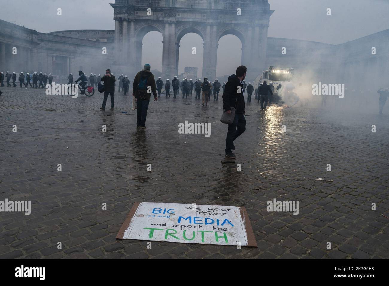 ©Nicolas Landemard / le Pictorium / MAXPPP - Nicolas Landemard / le Pictorium - 23/01/2022 - Belgique / Bruxelles / Bruxelles - Environ 50000 personnes (police source) ont un nouveau defilees un Bruxelles pour protester contre les mesures sanitaires liees a la lutte contre la pandemie de coronavirus. Les manifestes de l'Europe pour le monteur auront tendance à désaccorder l'égalie contre la vaccination. Des heurts ont eclatees entre plusieurs centurées d'individus et les forces de police ayant des blesses de part et d'autre. La musique doit être présente dans le haut du Banque D'Images