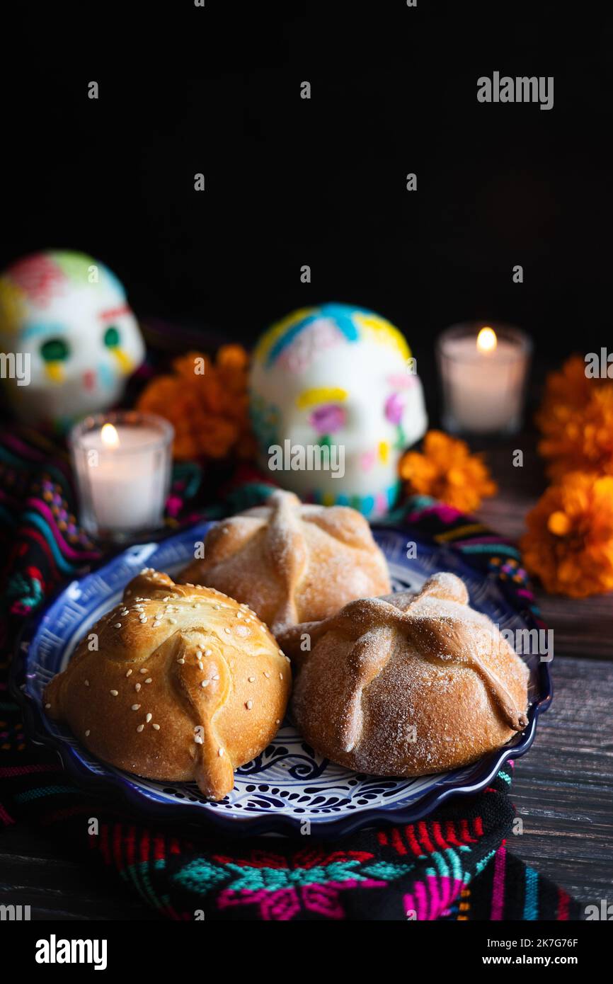 Pain mexicain sur autel avec crâne de sucre et chocolat chaud cuisine traditionnelle pour la célébration du jour des morts du Mexique Banque D'Images