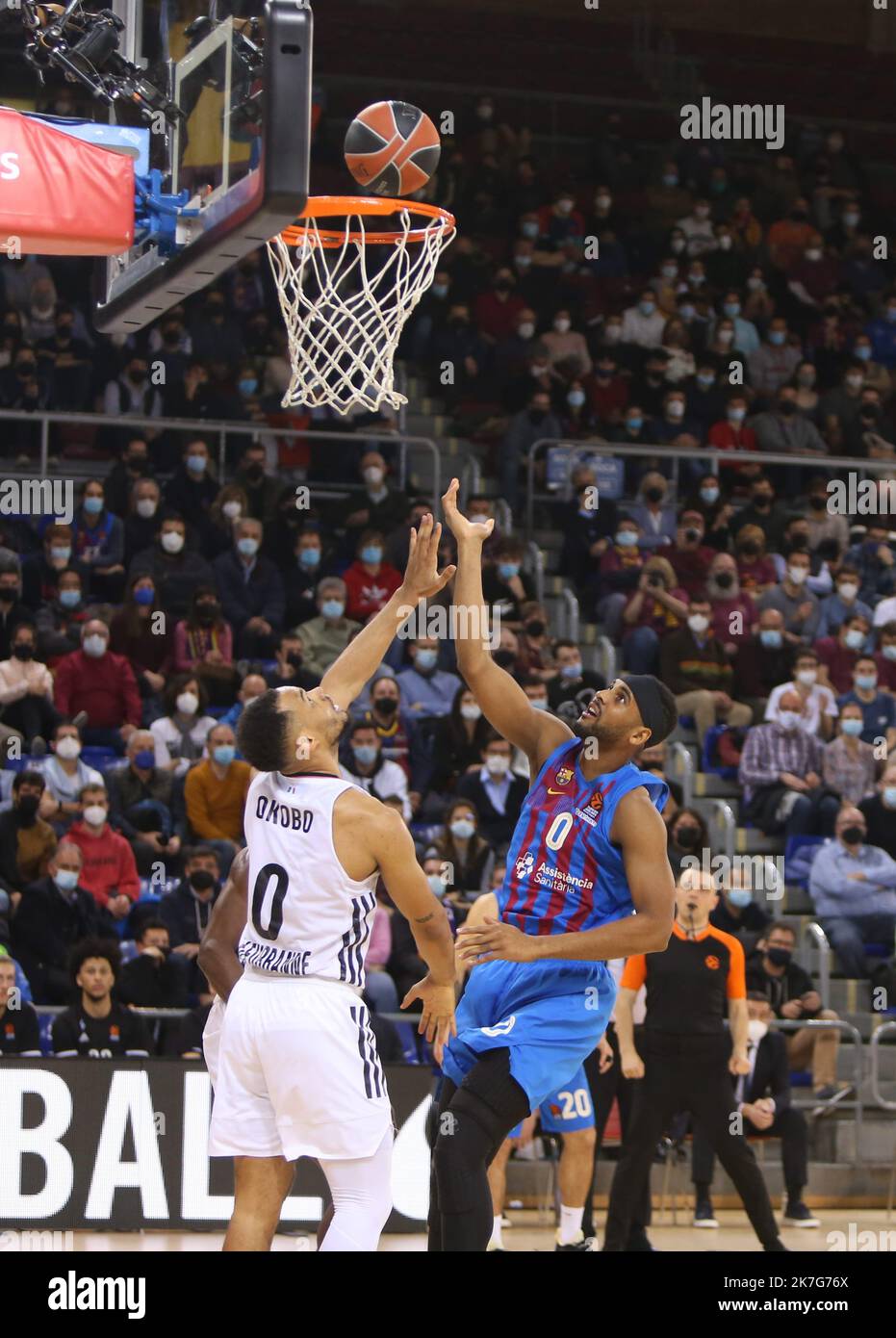 ©Laurent Lairys/MAXPPP - Brandon Davies du FC Barcelone et Élie Okobo de Lyon - Villeurbanne pendant le match Euroligue de Turkish Airlines entre le FC Barcelone et LDLC ASVEL sur 27 janvier 2022 au Palau Blaugrana à Barcelone, Espagne - photo Laurent Lairys / MAXPPP Banque D'Images