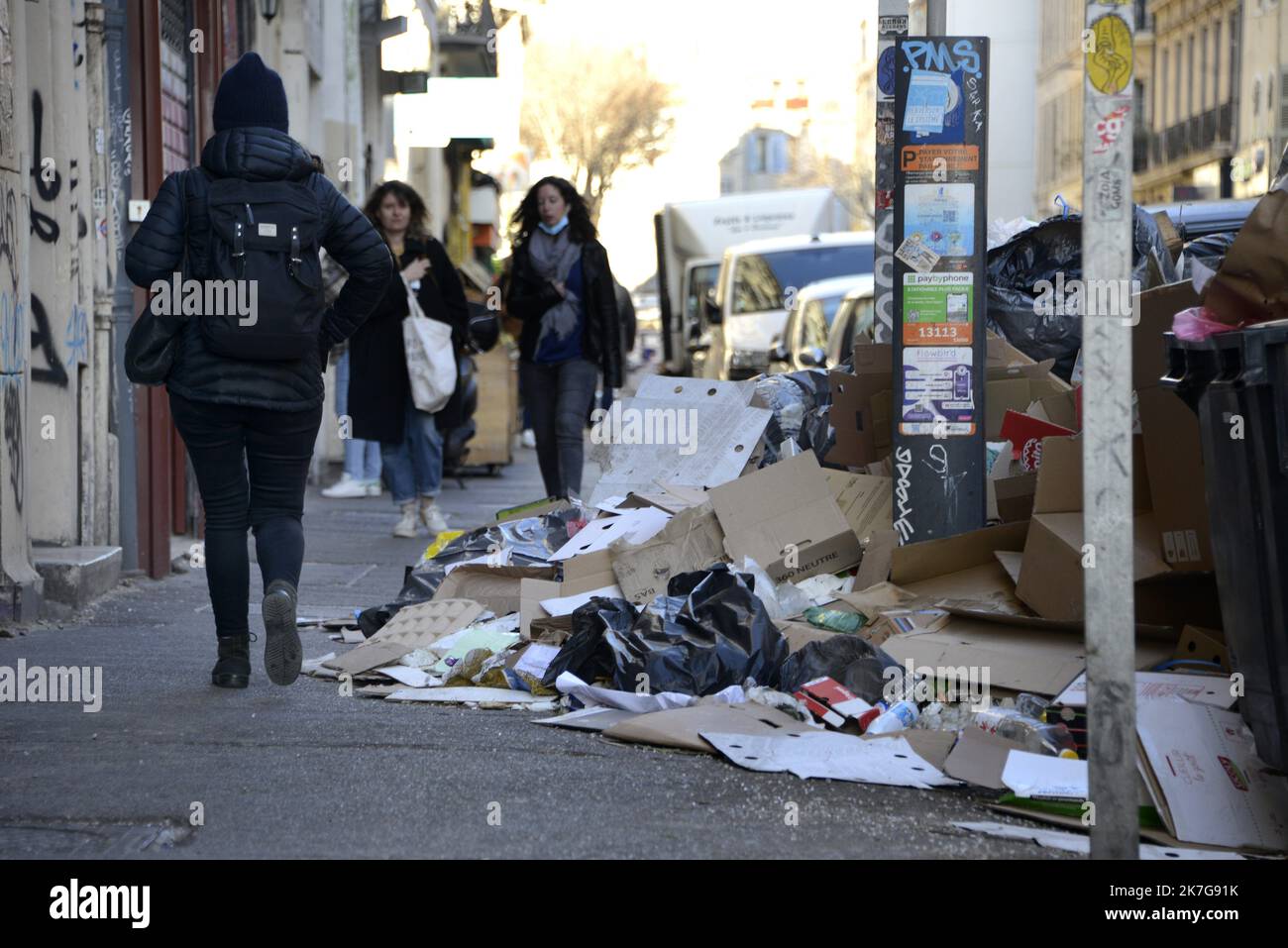 Â©PHOTOPQR/LA PROVENCE/FRANCK PENNANT ; Marseille ; 01/02/2022 ; 15eme jour de verte des agents de la collection des procédures¨res à Marseille. Bien qu'une décision de justice ordonnant le dépôt des dépôts et centres de transfert et l'ouverture de négociations entre Force Ouvriere (FO) et la Metropole Aix Marseille , PrÃ¨s de 3000 tonnes d orderes non ramasees jonchant les trottoirs de la ville - 15th jour de grève des agents de la collecte des ordures à Marseille. Banque D'Images