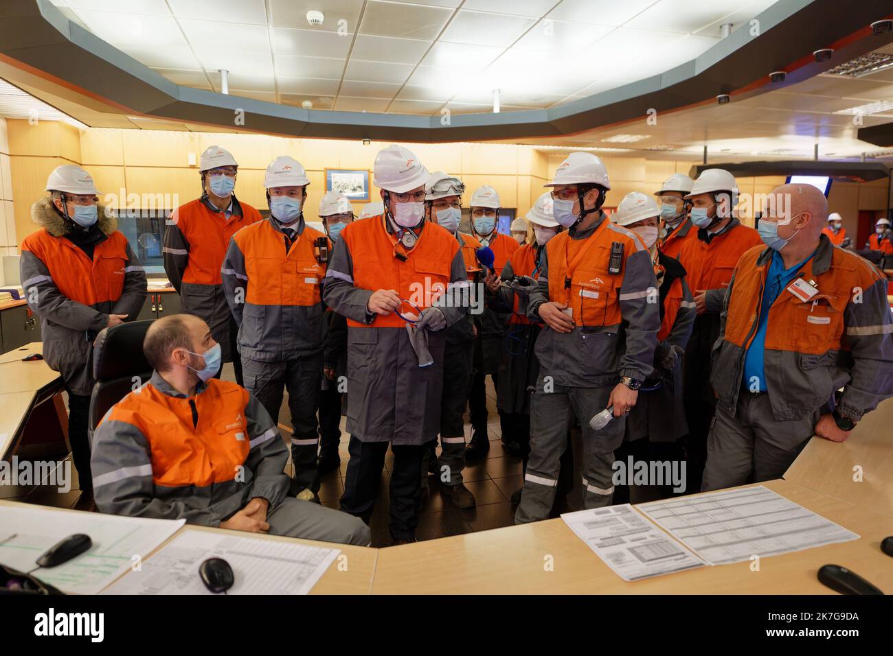 ©PHOTOPQR/VOIX DU NORD/Johan BEN AZZOUZ ; 04/02/2022 ; Grande-Synthe, le 4 février 2022. Le Premier ministre Jean Castex en placement sur le site d’Arcelor Mittal, l’un des plus gros sites industriels de France, dans le cadre du Plan France 2030. Il a annoncé des outils et des sud publics pour décarboner le massif de l'industrie française. PHOTO JOHAN BEN AZZOUZ LA VOIX DU NORD - 2022/02/04. Le Premier ministre Jean Castex se rend sur le site d'Arcelor Mittal, l'un des plus grands sites industriels de France. Banque D'Images