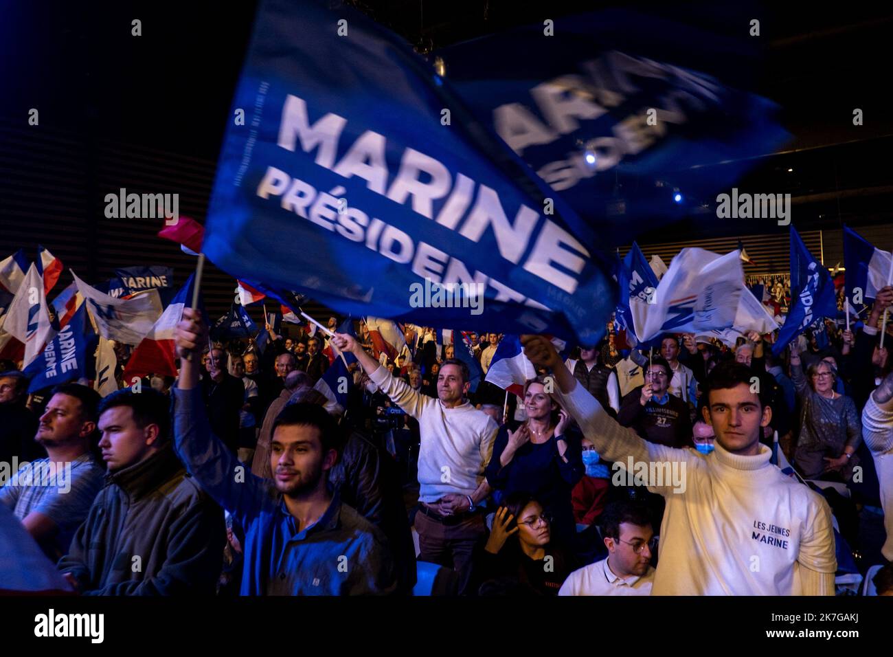 ©Michael Bunel / le Pictorium/MAXPPP - Reims 05/02/2022 Michael Bunel / le Pictorium - 5/2/2022 - France / Grand est / Reims - Présidence de la Convention de Marine le Pen du rassemblement National. Des partisans de Marine le Pen agitent des drapeaux bleu blanc rouge et des drameaux ou il est ecrit, Marine presidente. 5 fevrier 2022. Reims, France. / 5/2/2022 - France / Grand est / Reims - Convention présidentielle de Marine le Pen du rassemblement national. Les partisans de Marine le Pen agissent des drapeaux rouges bleus blancs et des drapeaux où il est écrit, Marine presidente. 5 février 2022. Reims, France Banque D'Images