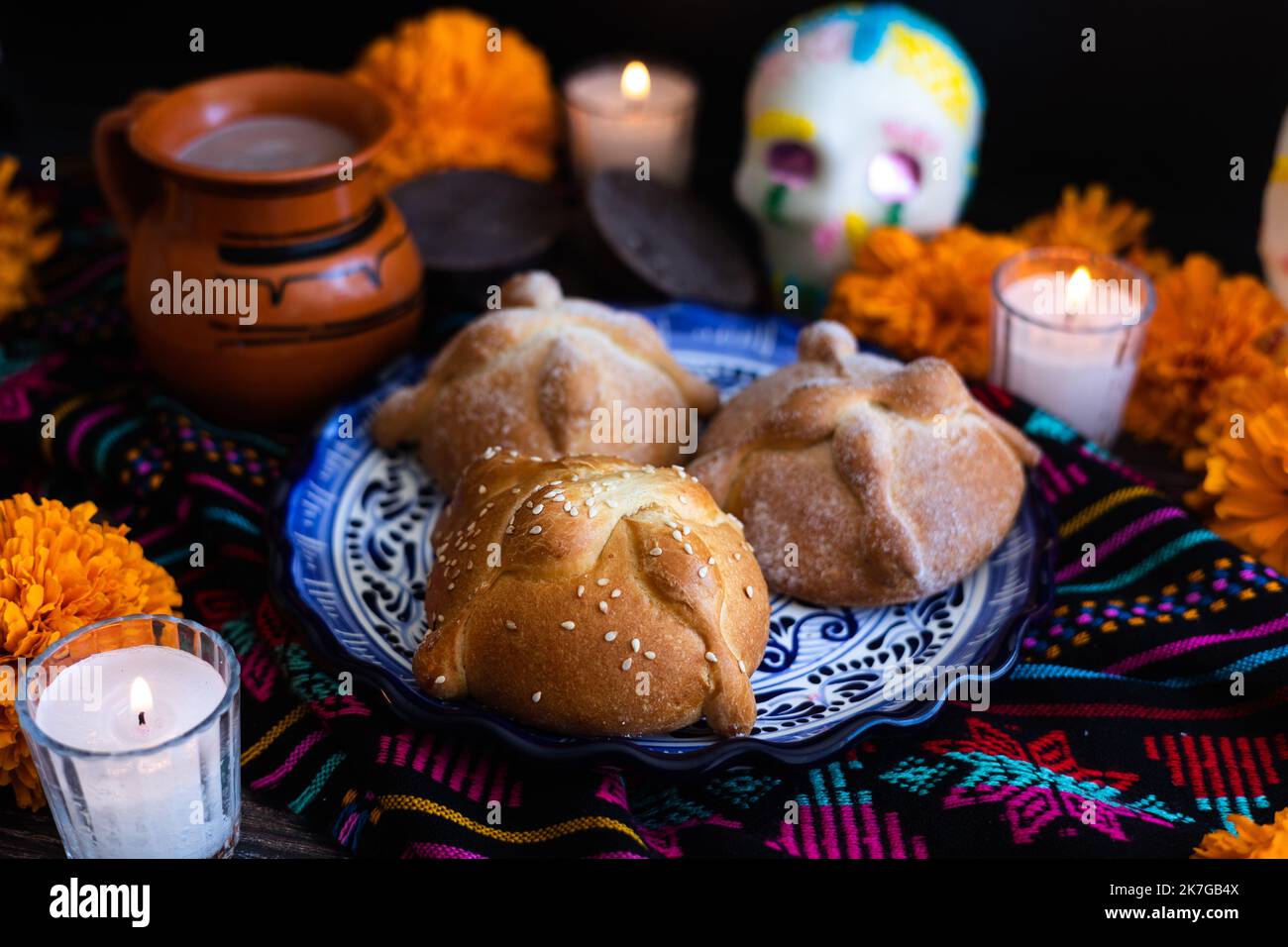 Pain mexicain sur autel avec crâne de sucre et chocolat chaud cuisine traditionnelle pour la célébration du jour des morts du Mexique Banque D'Images