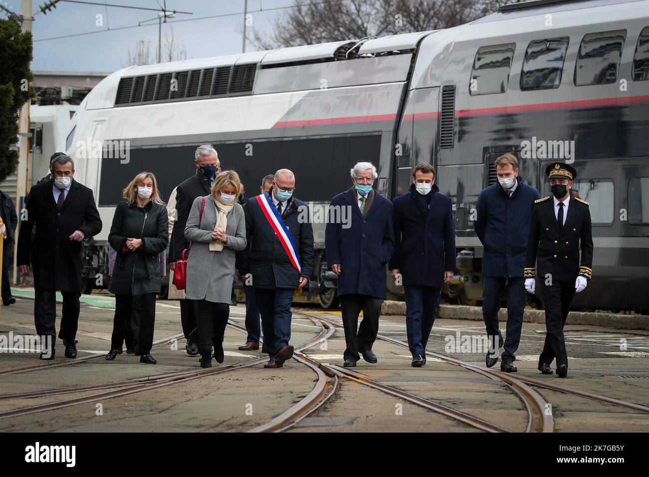 ©PHOTOPQR/l'est REPUBLICAIN/Michael DESPREZ ; Belfort ; 10/02/2022 ; Belfort 10-02-2022. Damien Meslot Maire de Belfort, Jean-Pierre Chevènement, Emmanuel Macron et Jean-Marie Girier Président du territoire de Belfort. Le Président de la République Emmanuel Macron est venu ce jeudi visite les ateliers de général électrique et officialiser la vente de la branche nucléaire de général électrique à EDF. Photo Michaël Desprez le président français Emmanuel Macron visite le site de production principal de GE Steam Power System pour ses turbines nucléaires à Belfort, France, le 10th février 2022. Il doit dévoiler ses projets Banque D'Images