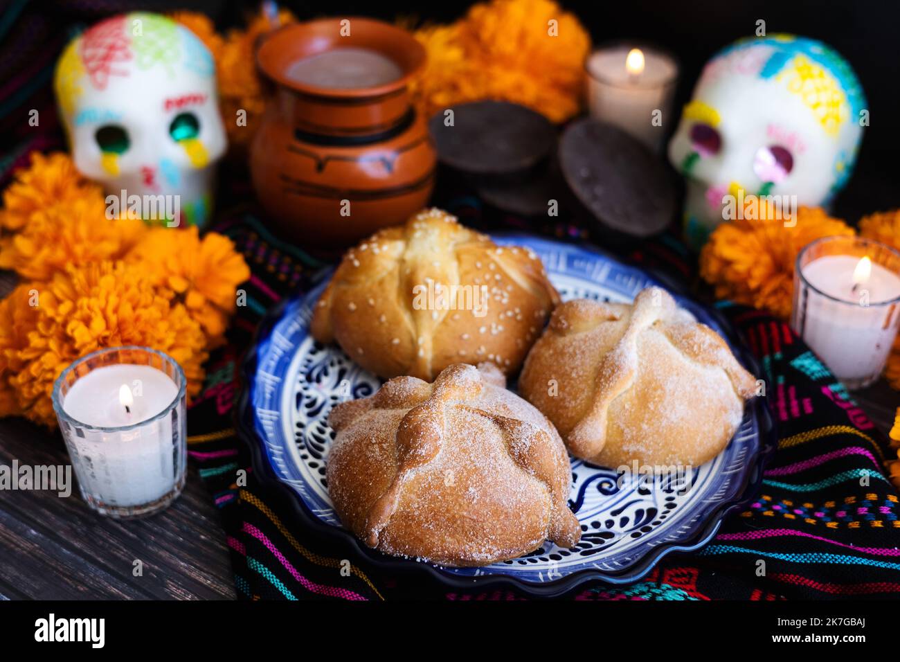 Pain mexicain sur autel avec crâne de sucre et chocolat chaud cuisine traditionnelle pour la célébration du jour des morts du Mexique Banque D'Images