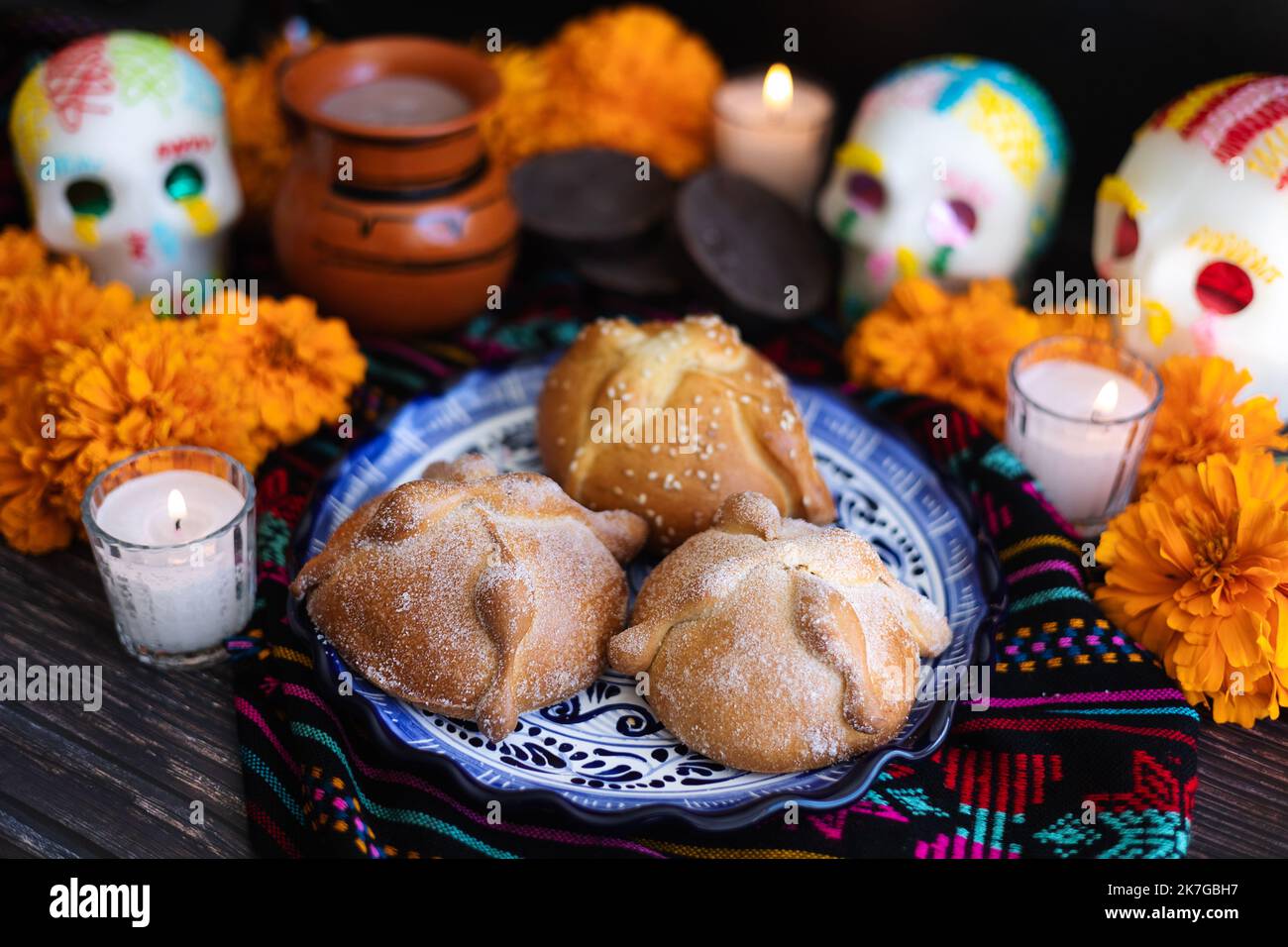 Pain mexicain sur autel avec crâne de sucre et chocolat chaud cuisine traditionnelle pour la célébration du jour des morts du Mexique Banque D'Images