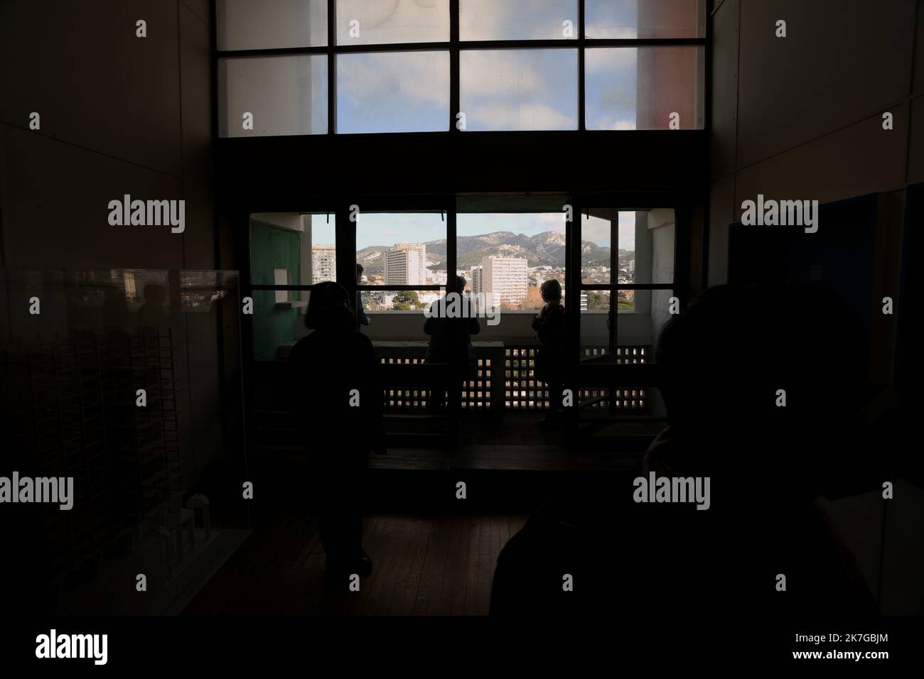 ©PHOTOPQR/LA PROVENCE/NICOLAS VALLAURI ; Marseille ; 11/02/2022 ; visite de la Cité radieuse de Marseille, interprétation par l'architecte Charles-Édouard Jeanneret ( plus connu sous le pseudonyme du Corbusier ) entre 1947 et 1952. Elle est égalie la maison du fada et se trouve au 280 boulevard Michelet dans le 8ème arrondissement (quartier de Sainte-Anne). L'office du tourisme propose des visites de l'édifice avec un guide-confrérecier. - Marseille, France, février 11th 2022 visite de 'la Cité Radieuse', un bâtiment du célèbre architecte le Corbusier Banque D'Images