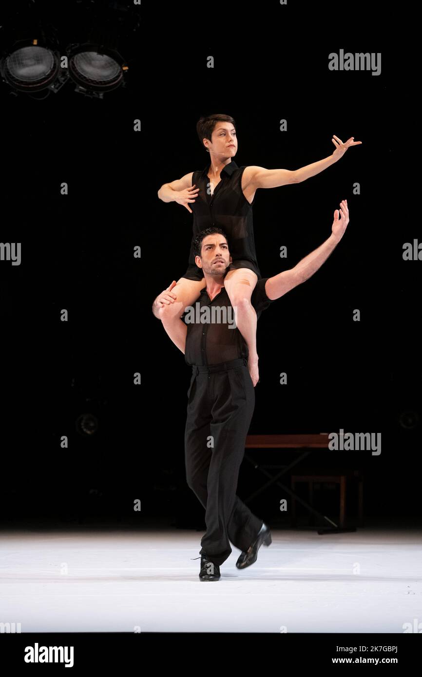 ©Laurent Pailler / le Pictorium/MAXPPP - Paris 11/02/2022 Laurent Pailler / le Pictorium - 11/2/2022 - France / Paris - IMPERFECTO Choregraphie, Mise en scène et costumes Jann Gallois et David Coria regard exterieur Frédéric le Van et Daniel Munoz Pantiga Lumieres Cyril Mulon regie son Chipi Cacheda avec Jann Gallois et David Coria (danse), David Lagos (chant), Alejandro Rojas (piano et clavicorde ) Et Daniel Suarez (percussions) Compagnie Cie Burnout cadre : 5eme Biennale d'Art Flamenco Date : 10/02/2022 lieu : Théâtre National de la danse de Chaillot ville :Paris / 11/2/2022 - France / Pa Banque D'Images