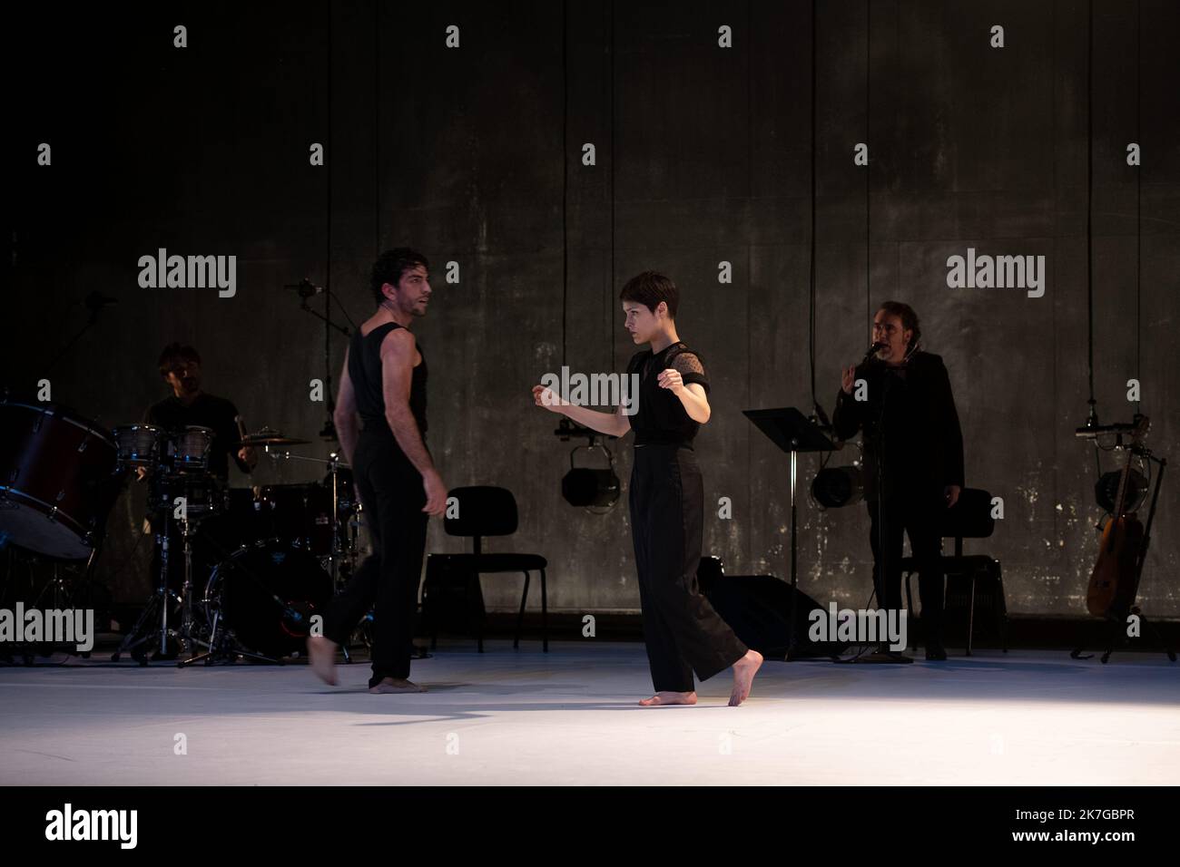 ©Laurent Pailler / le Pictorium/MAXPPP - Paris 11/02/2022 Laurent Pailler / le Pictorium - 11/2/2022 - France / Paris - IMPERFECTO Choregraphie, Mise en scène et costumes Jann Gallois et David Coria regard exterieur Frédéric le Van et Daniel Munoz Pantiga Lumieres Cyril Mulon regie son Chipi Cacheda avec Jann Gallois et David Coria (danse), David Lagos (chant), Alejandro Rojas (piano et clavicorde ) Et Daniel Suarez (percussions) Compagnie Cie Burnout cadre : 5eme Biennale d'Art Flamenco Date : 10/02/2022 lieu : Théâtre National de la danse de Chaillot ville :Paris / 11/2/2022 - France / Pa Banque D'Images
