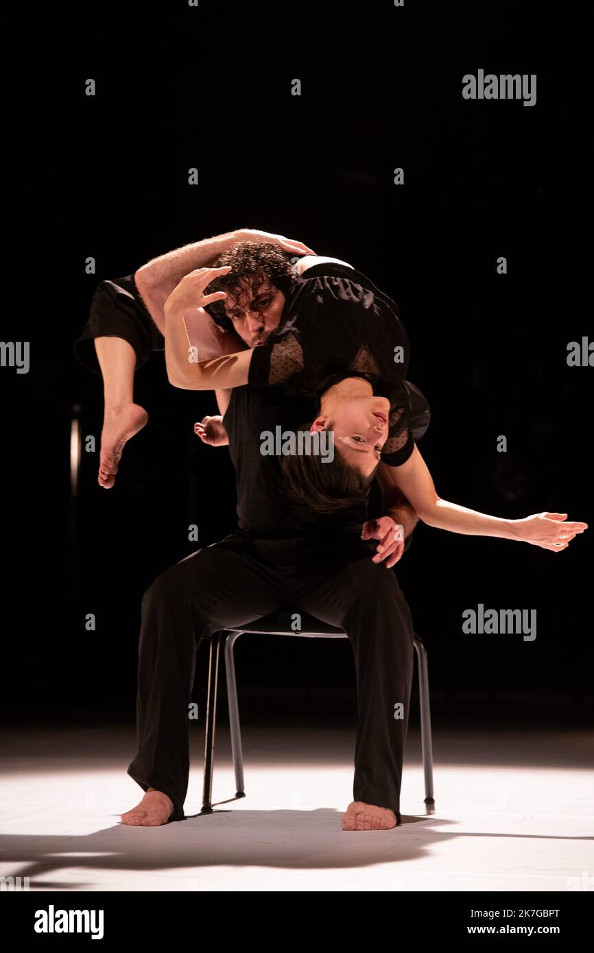 ©Laurent Pailler / le Pictorium/MAXPPP - Paris 11/02/2022 Laurent Pailler / le Pictorium - 11/2/2022 - France / Paris - IMPERFECTO Choregraphie, Mise en scène et costumes Jann Gallois et David Coria regard exterieur Frédéric le Van et Daniel Munoz Pantiga Lumieres Cyril Mulon regie son Chipi Cacheda avec Jann Gallois et David Coria (danse), David Lagos (chant), Alejandro Rojas (piano et clavicorde ) Et Daniel Suarez (percussions) Compagnie Cie Burnout cadre : 5eme Biennale d'Art Flamenco Date : 10/02/2022 lieu : Théâtre National de la danse de Chaillot ville :Paris / 11/2/2022 - France / Pa Banque D'Images