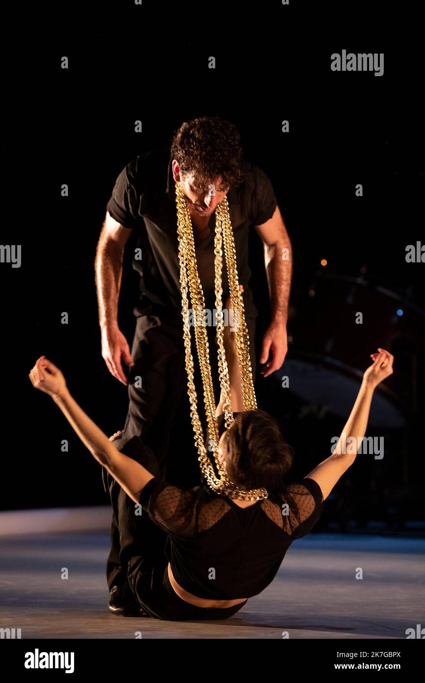 ©Laurent Pailler / le Pictorium/MAXPPP - Paris 11/02/2022 Laurent Pailler / le Pictorium - 11/2/2022 - France / Paris - IMPERFECTO Choregraphie, Mise en scène et costumes Jann Gallois et David Coria regard exterieur Frédéric le Van et Daniel Munoz Pantiga Lumieres Cyril Mulon regie son Chipi Cacheda avec Jann Gallois et David Coria (danse), David Lagos (chant), Alejandro Rojas (piano et clavicorde ) Et Daniel Suarez (percussions) Compagnie Cie Burnout cadre : 5eme Biennale d'Art Flamenco Date : 10/02/2022 lieu : Théâtre National de la danse de Chaillot ville :Paris / 11/2/2022 - France / Pa Banque D'Images