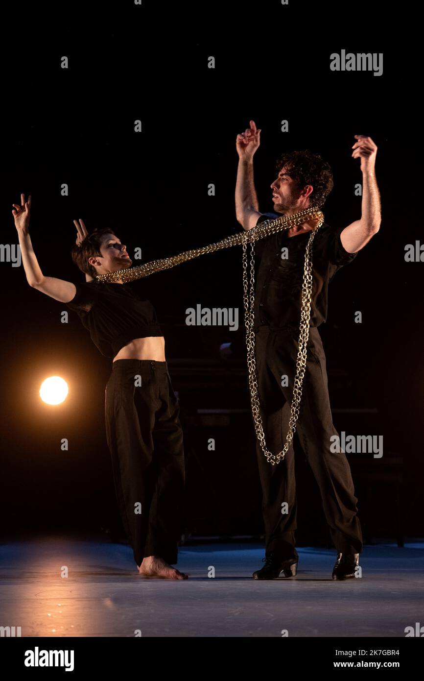 ©Laurent Pailler / le Pictorium/MAXPPP - Paris 11/02/2022 Laurent Pailler / le Pictorium - 11/2/2022 - France / Paris - IMPERFECTO Choregraphie, Mise en scène et costumes Jann Gallois et David Coria regard exterieur Frédéric le Van et Daniel Munoz Pantiga Lumieres Cyril Mulon regie son Chipi Cacheda avec Jann Gallois et David Coria (danse), David Lagos (chant), Alejandro Rojas (piano et clavicorde ) Et Daniel Suarez (percussions) Compagnie Cie Burnout cadre : 5eme Biennale d'Art Flamenco Date : 10/02/2022 lieu : Théâtre National de la danse de Chaillot ville :Paris / 11/2/2022 - France / Pa Banque D'Images