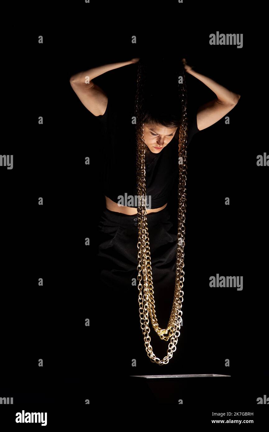 ©Laurent Pailler / le Pictorium/MAXPPP - Paris 11/02/2022 Laurent Pailler / le Pictorium - 11/2/2022 - France / Paris - IMPERFECTO Choregraphie, Mise en scène et costumes Jann Gallois et David Coria regard exterieur Frédéric le Van et Daniel Munoz Pantiga Lumieres Cyril Mulon regie son Chipi Cacheda avec Jann Gallois et David Coria (danse), David Lagos (chant), Alejandro Rojas (piano et clavicorde ) Et Daniel Suarez (percussions) Compagnie Cie Burnout cadre : 5eme Biennale d'Art Flamenco Date : 10/02/2022 lieu : Théâtre National de la danse de Chaillot ville :Paris / 11/2/2022 - France / Pa Banque D'Images