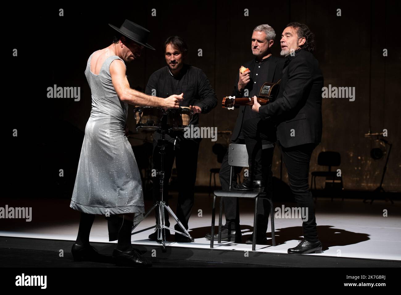 ©Laurent Pailler / le Pictorium/MAXPPP - Paris 11/02/2022 Laurent Pailler / le Pictorium - 11/2/2022 - France / Paris - IMPERFECTO Choregraphie, Mise en scène et costumes Jann Gallois et David Coria regard exterieur Frédéric le Van et Daniel Munoz Pantiga Lumieres Cyril Mulon regie son Chipi Cacheda avec Jann Gallois et David Coria (danse), David Lagos (chant), Alejandro Rojas (piano et clavicorde ) Et Daniel Suarez (percussions) Compagnie Cie Burnout cadre : 5eme Biennale d'Art Flamenco Date : 10/02/2022 lieu : Théâtre National de la danse de Chaillot ville :Paris / 11/2/2022 - France / Pa Banque D'Images