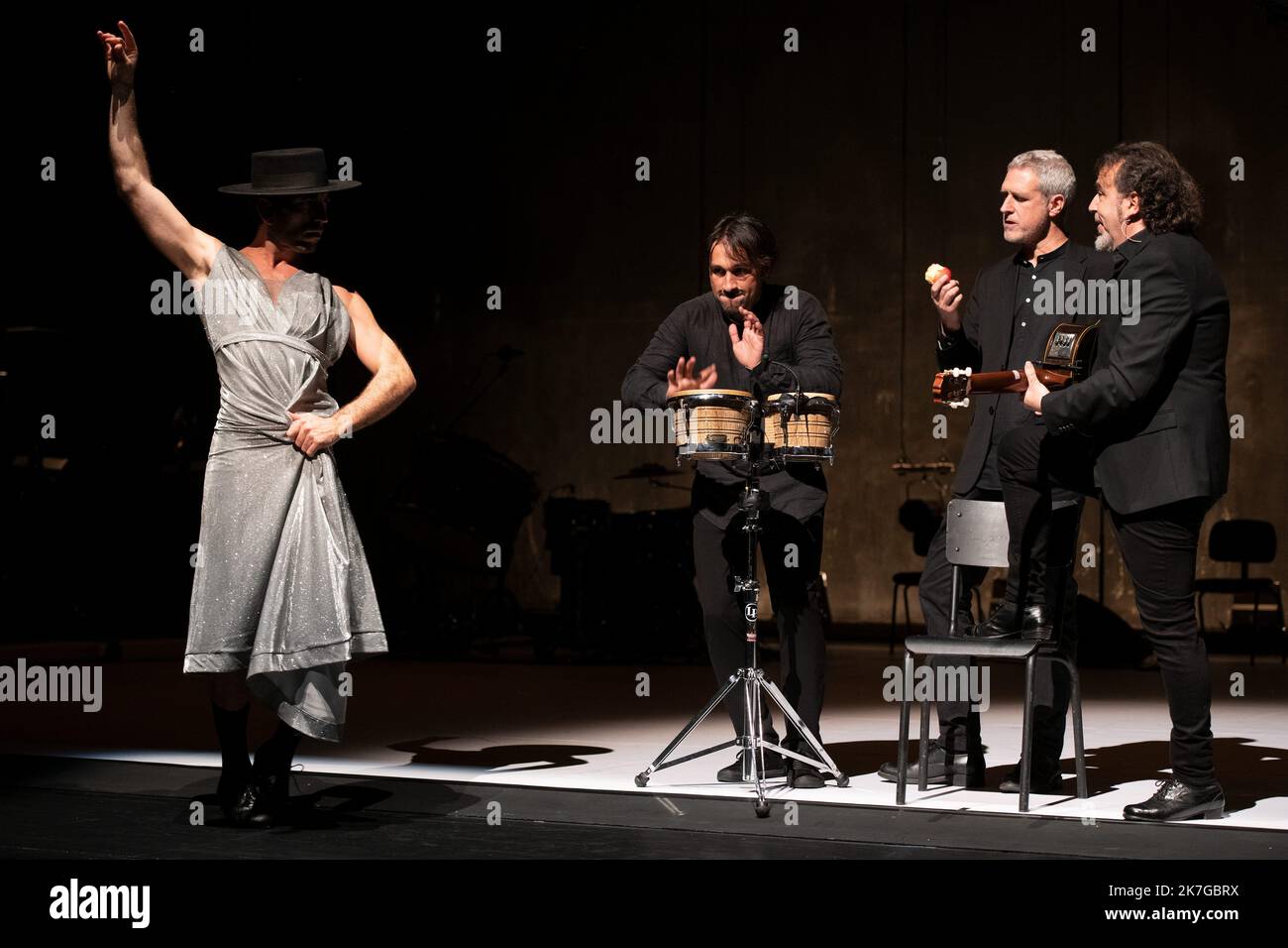 ©Laurent Pailler / le Pictorium/MAXPPP - Paris 11/02/2022 Laurent Pailler / le Pictorium - 11/2/2022 - France / Paris - IMPERFECTO Choregraphie, Mise en scène et costumes Jann Gallois et David Coria regard exterieur Frédéric le Van et Daniel Munoz Pantiga Lumieres Cyril Mulon regie son Chipi Cacheda avec Jann Gallois et David Coria (danse), David Lagos (chant), Alejandro Rojas (piano et clavicorde ) Et Daniel Suarez (percussions) Compagnie Cie Burnout cadre : 5eme Biennale d'Art Flamenco Date : 10/02/2022 lieu : Théâtre National de la danse de Chaillot ville :Paris / 11/2/2022 - France / Pa Banque D'Images