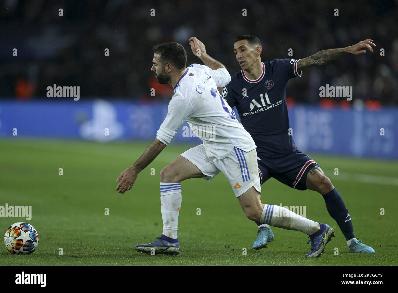 ©Sébastien Muylaert/MAXPPP - Paris 15/02/2022 Daniel Carvajal Ramos, du Real Madrid, lutte pour le ballon lors de la manche de la Ligue des champions de l'UEFA un match entre Paris Saint-Germain et Real Madrid au Parc des Princes à Paris, France. 15.02.2022 Banque D'Images