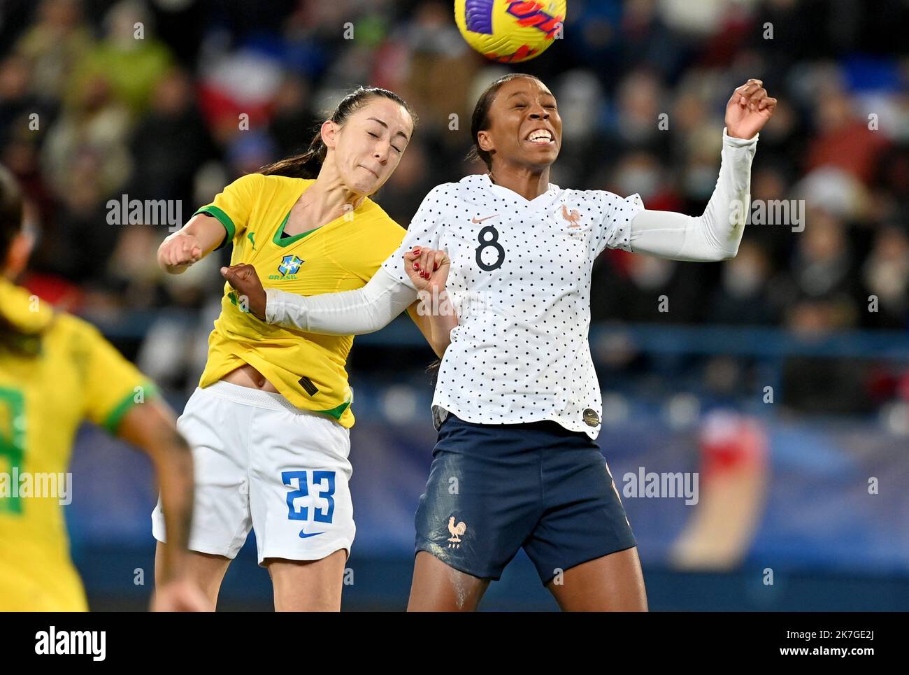 ©PHOTOPQR/Ouest FRANCE/Stéphane Geufroi ; Caen ; 19/02/2022 ; football Feminin - Tournoi de France 2022 France - Bresil Grace Geyoro (d) et Paixao Luana (g) Tournoi de France Tournoi de France Tournoi de football féminin entre la France et le Brésil au Stade Michel-d'Ornano à Caen sur 19 février 2022. Banque D'Images