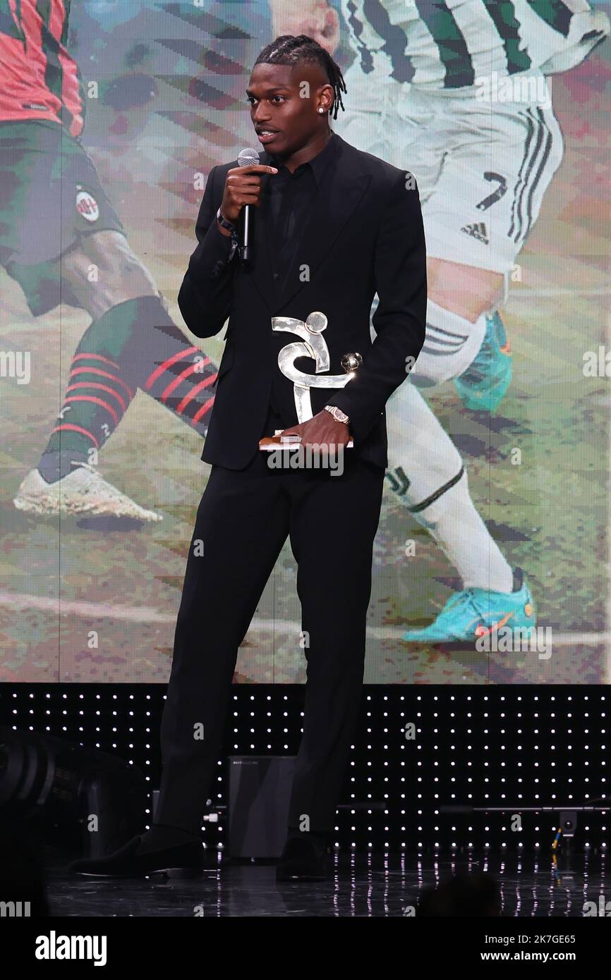 Rho, Italie. 17th octobre 2022. Rafel Leao remporte le prix du meilleur avant Serie A 2021/22 lors du Gran Gala del Calcio AIC 2022 à Rho Fiera Milano, Milan, Italie sur 17 octobre 2022 crédit: Agence de photo indépendante/Alamy Live News Banque D'Images