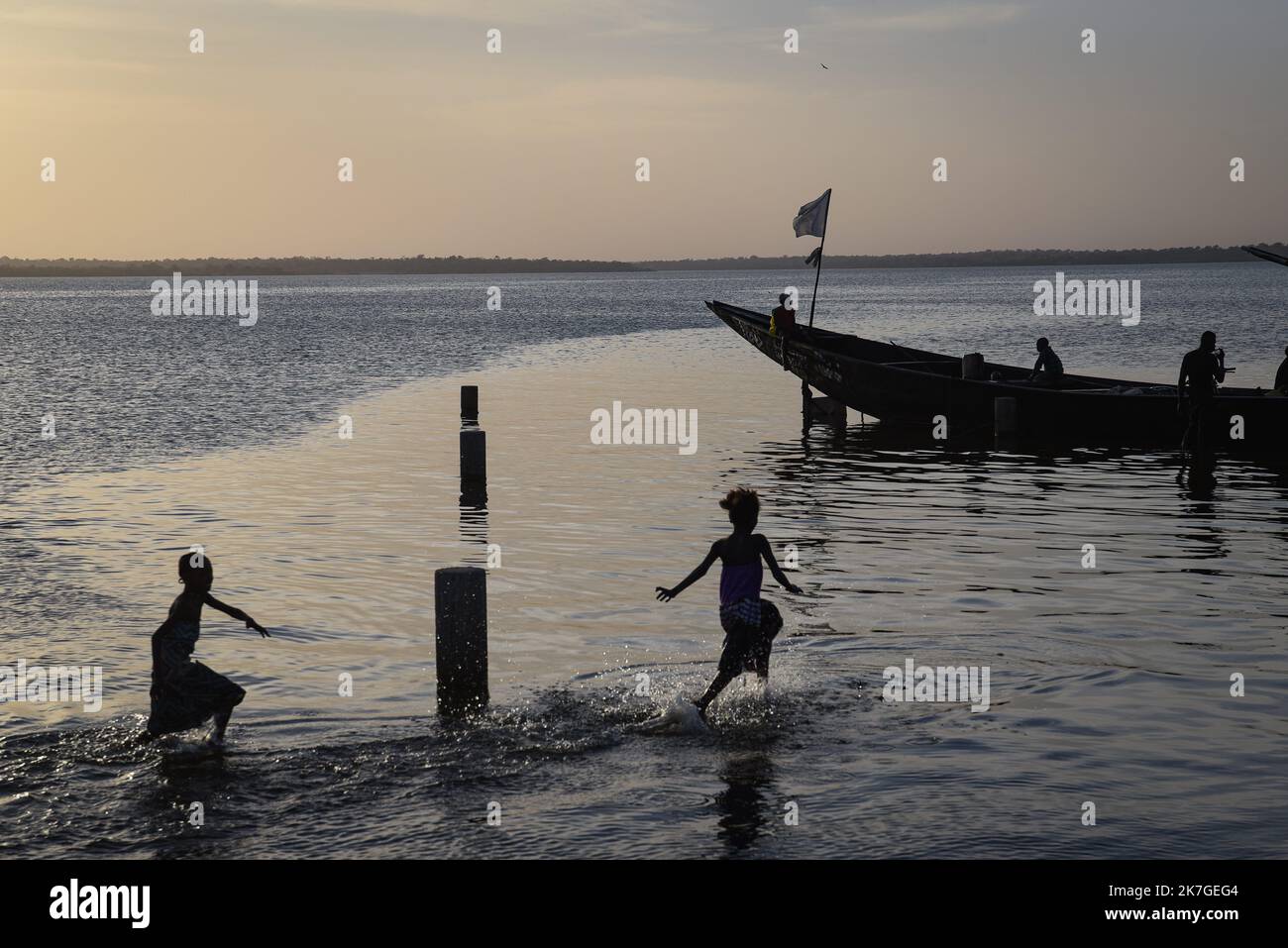 ©Nicolas Remene / le Pictorium/MAXPPP - Selingue 31/01/2022 Nicolas Remene / le Pictorium - 31/1/2022 - Mali / Sikasso / Selingue - des enfants jouent au bord du lac au niveau des marches aux poissons de Selingue dans la région de Sikasso au Mali, le 31 janvier 2022. / 31/1/2022 - Mali / Sikasso / Selingue - les enfants jouent au bord du lac sur le marché des poissons de Selingue, dans la région de Sikasso, au Mali, sur 31 janvier 2022. Banque D'Images