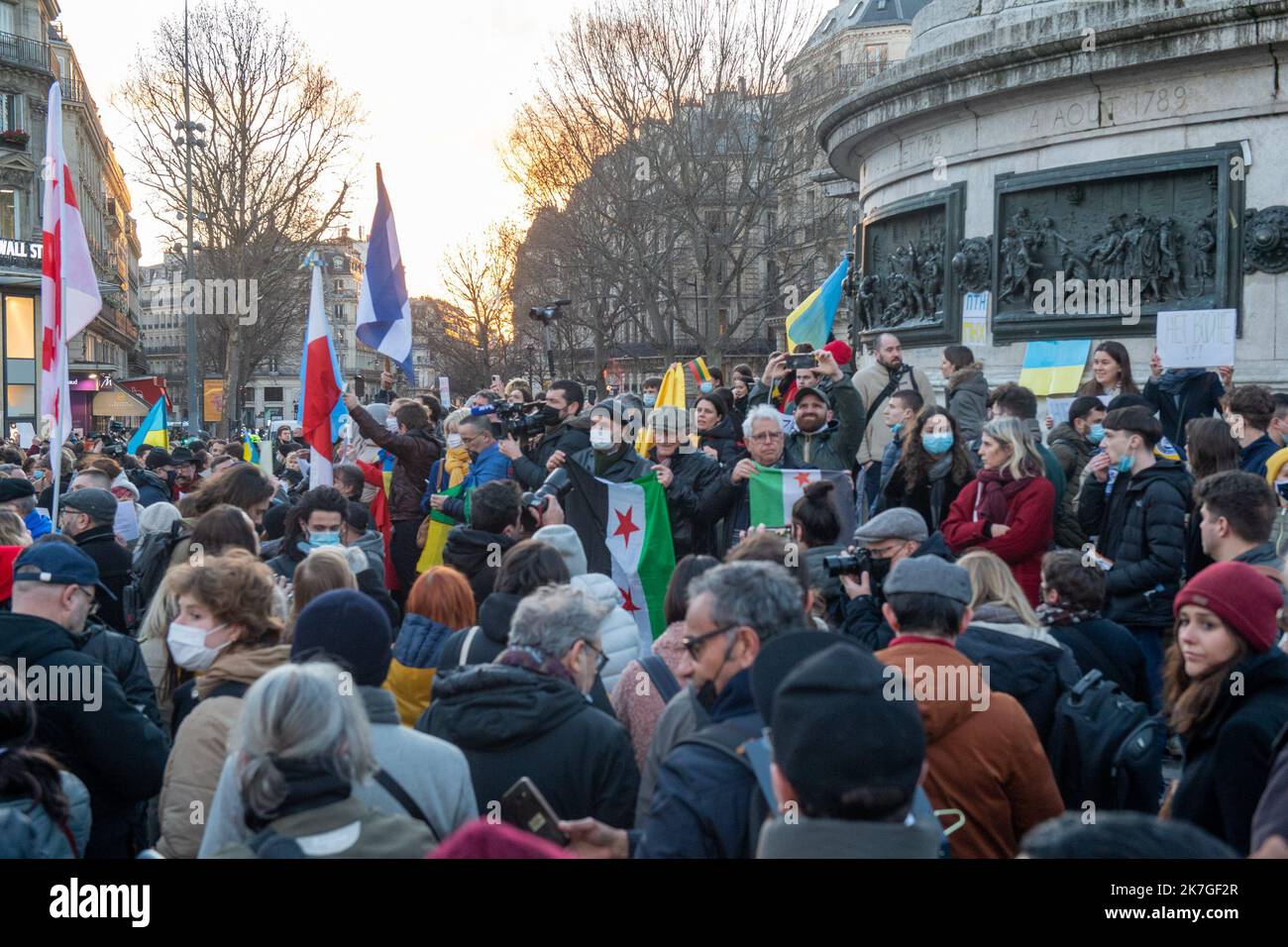 ©PHOTOPQR/OUEST FRANCE/Daniel FOURAY ; Paris ; 24/02/2022 ; manifestation à Paris place de la république contre l'invasion de l'Ukraine par la Russie . Photo Daniel Fouray . - Paris, France, février 24th 2022. Manifestation à Paris place de la république contre l'invasion de l'Ukraine par la Russie Banque D'Images