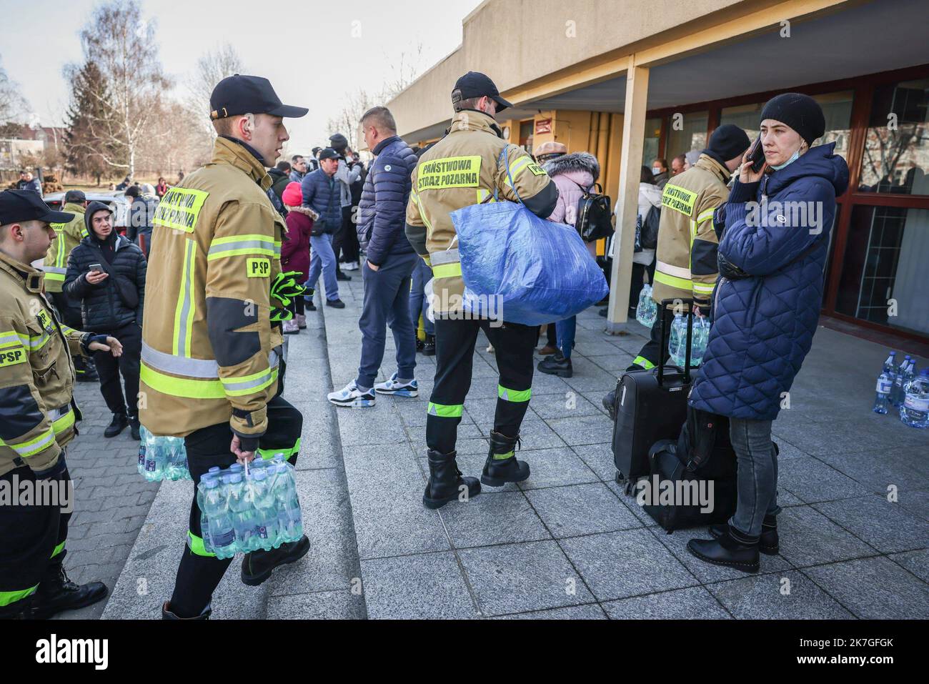 ©PHOTOPQR/LE PARISIEN/Fred Dugit ; Przemysl ; 26/02/2022 ; Poltique Przemysl (Bologne), le 26 février 2022 avec la guerre en Ukraine, déjà clarifiée par la Russie, l'éxode des Ukrainiens se poursuit. Plusieurs trains remplés de familles ukrainiennes venant de Kiev arrivent en gare de Przemysl en Bologne. La solidité légale des polonais se confirme une nouvelle fois. En avant ces produits sont accessibles par des pompes qui leur sont offrent des boissons et de la nourriture. De nombreux polonais vient élement propositor with aide of product of make need or bien an transport gr Banque D'Images