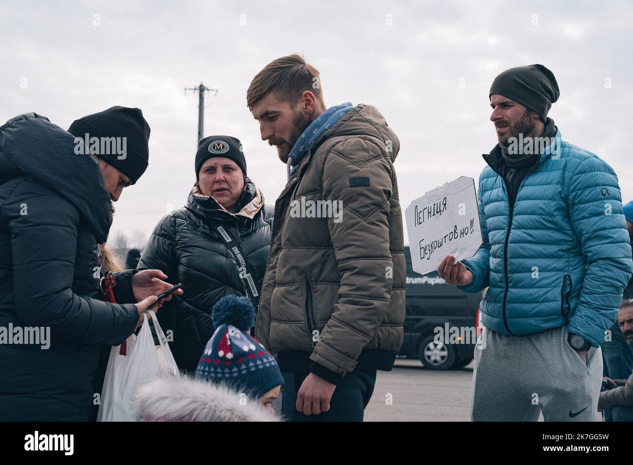 ©Nicolas Cleuet / le Pictorium / MAXPPP - Medyca 27/02/2022 Nicolas Cleuet / le Pictorium - 27/2/2022 - Pologne / Carpates / Medyca - Arrivee des refuges Ukrainiens a la frontiere polilanise, au poste de Medyca. Guerre en Ukraine, refuges à la frontiere Polonaise. / 27/2/2022 - Pologne / Carpates / Medyca - arrivée de réfugiés ukrainiens à la frontière polonaise, au poste de Medyca. Guerre en Ukraine, réfugiés à la frontière polonaise. Banque D'Images