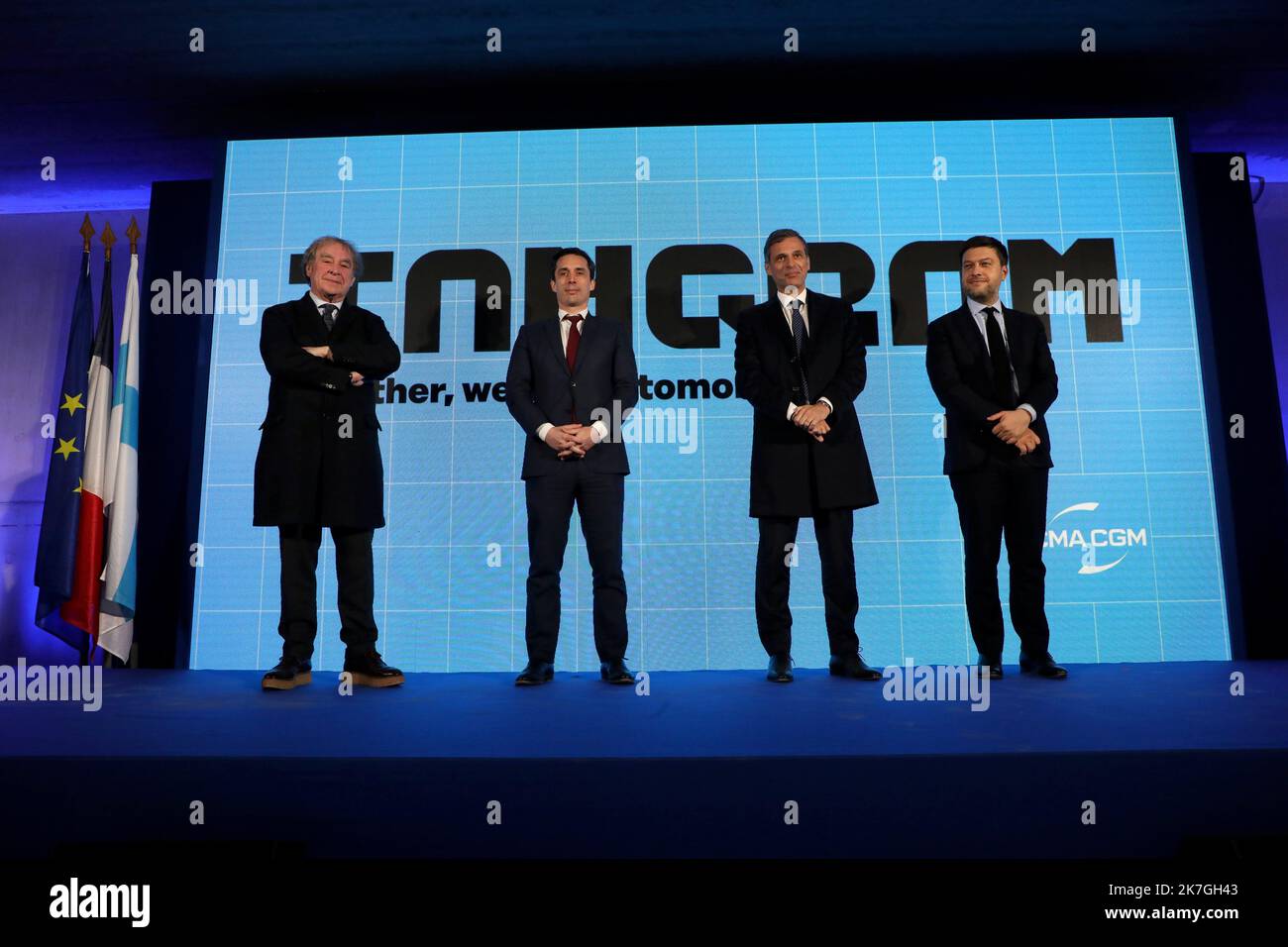 ©PHOTOPQR/LA PROVENCE/VALLAURI Nicolas ; Marseille ; 01/03/2022 ; projet ' TANGRAM ' du groupe CMA CGM (leader mondial du transport maritime et de la logistique). Pose de la première pierre du centre créé à la création du transport et de la logistique durable de mort, sur le site de l'Ecole nationale supérieure Maritime à la Pointe Rouge à Marseille. Ici en avant Jean Michel Wilmotte (architecte), Jean Baptiste Djebbari (ministre des transports), Rodolphe Saadé (PDG groupe CMA CGM) et Benoit Payan (maire de Marseille) - Marseille, France, mars 1st 2022 projet TANGRAM du CMA CGM Banque D'Images