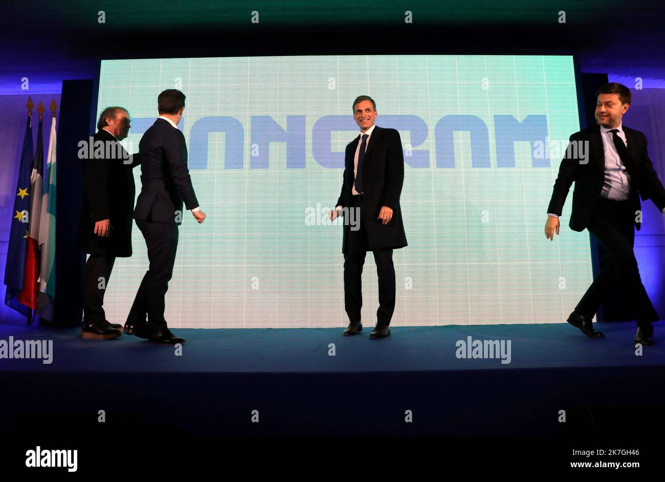 ©PHOTOPQR/LA PROVENCE/VALLAURI Nicolas ; Marseille ; 01/03/2022 ; projet ' TANGRAM ' du groupe CMA CGM (leader mondial du transport maritime et de la logistique). Pose de la première pierre du centre créé à la création du transport et de la logistique durable de mort, sur le site de l'Ecole nationale supérieure Maritime à la Pointe Rouge à Marseille. Ici en avant Jean Michel Wilmotte (architecte), Jean Baptiste Djebbari (ministre des transports), Rodolphe Saadé (PDG groupe CMA CGM) et Benoit Payan (maire de Marseille) - Marseille, France, mars 1st 2022 projet TANGRAM du CMA CGM Banque D'Images