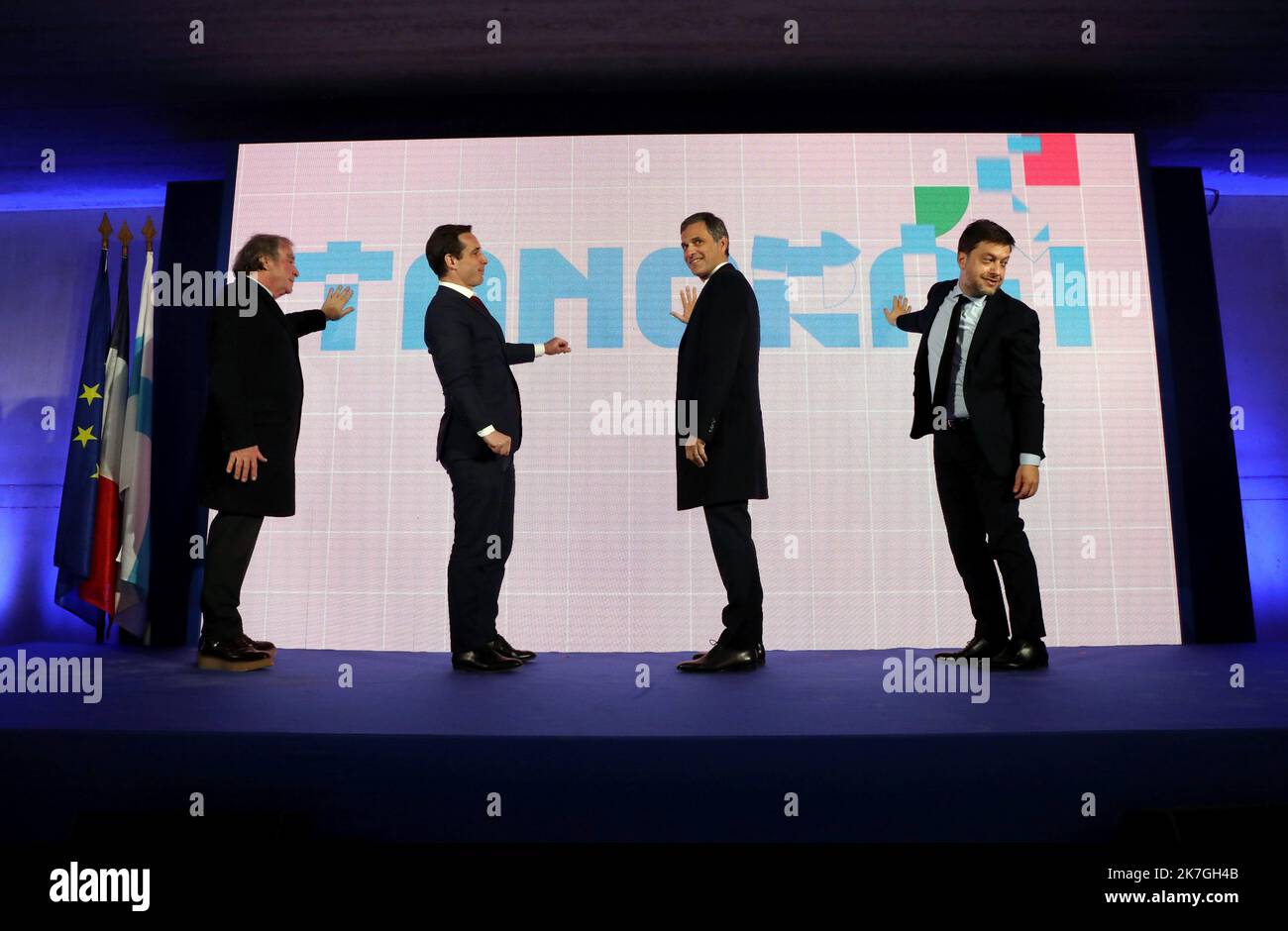 ©PHOTOPQR/LA PROVENCE/VALLAURI Nicolas ; Marseille ; 01/03/2022 ; projet ' TANGRAM ' du groupe CMA CGM (leader mondial du transport maritime et de la logistique). Pose de la première pierre du centre créé à la création du transport et de la logistique durable de mort, sur le site de l'Ecole nationale supérieure Maritime à la Pointe Rouge à Marseille. Ici en avant Jean Michel Wilmotte (architecte), Jean Baptiste Djebbari (ministre des transports), Rodolphe Saadé (PDG groupe CMA CGM) et Benoit Payan (maire de Marseille) - Marseille, France, mars 1st 2022 projet TANGRAM du CMA CGM Banque D'Images