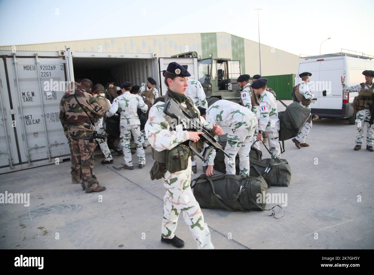 Â©PHOTOPQR/LA PROVENCE/Serge Gueroult ; Miramas ; 01/03/2022 ; les chasseurs alpin arrivent tot ce matin au 3E Régiment du matériel 3E RMAT pour ensuite se réjouir de la base eyrienne 125 d' Istres . - Les chasseurs alpins se préparent à partir pour la Roumanie où ils vont protéger les frontières européennes France, Istres 1 mars 2022 Banque D'Images