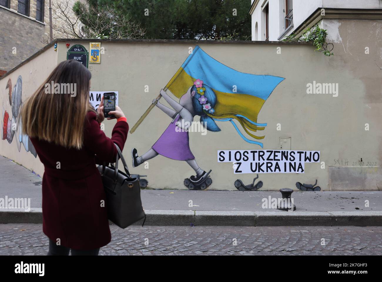 ©PHOTOPQR/LE PARISIEN/LP / ARNAUD JOURNOIS ; PARIS ; 02/03/2022 ; FRESQUE EN HOMMAGE À L'UKRAINE ET À SON PEUPLE PEINTE LE 27 FEVRIER 2022 PAR LE STREET ARTIST SETH RUE BUOT A PARIS - STREET ART EN SOUTIEN À L'UKRAINE. Banque D'Images