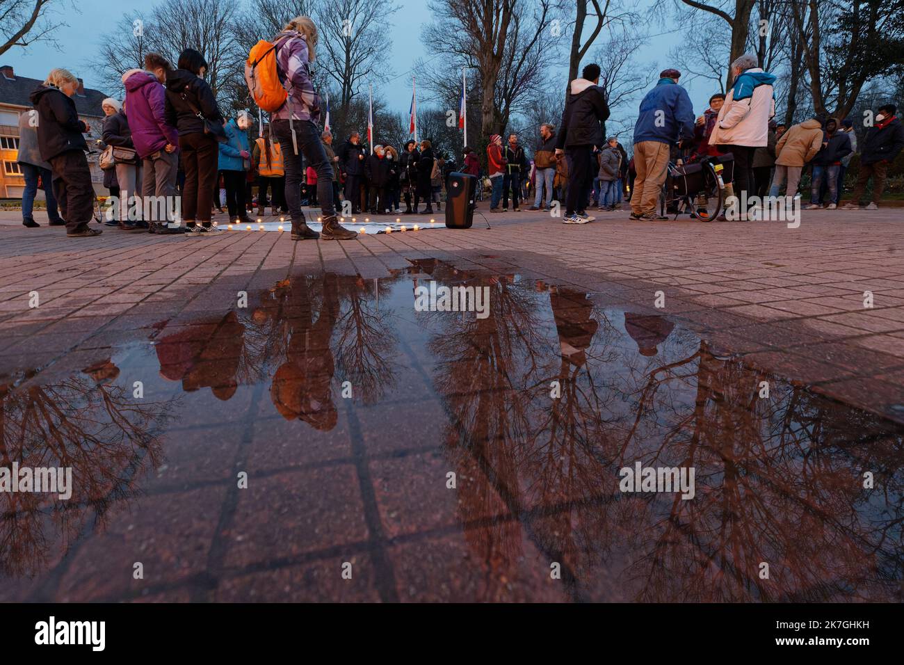 ©PHOTOPQR/VOIX DU NORD/Johan BEN AZZOUZ ; 02/03/2022 ; Calais, le 2 mars 2022. Hommage à un migrant mort percuté par un train en début de semaine. Calais, France, mars 2nd 2022 hommage à un migrant tué dans un effondrement de train Banque D'Images