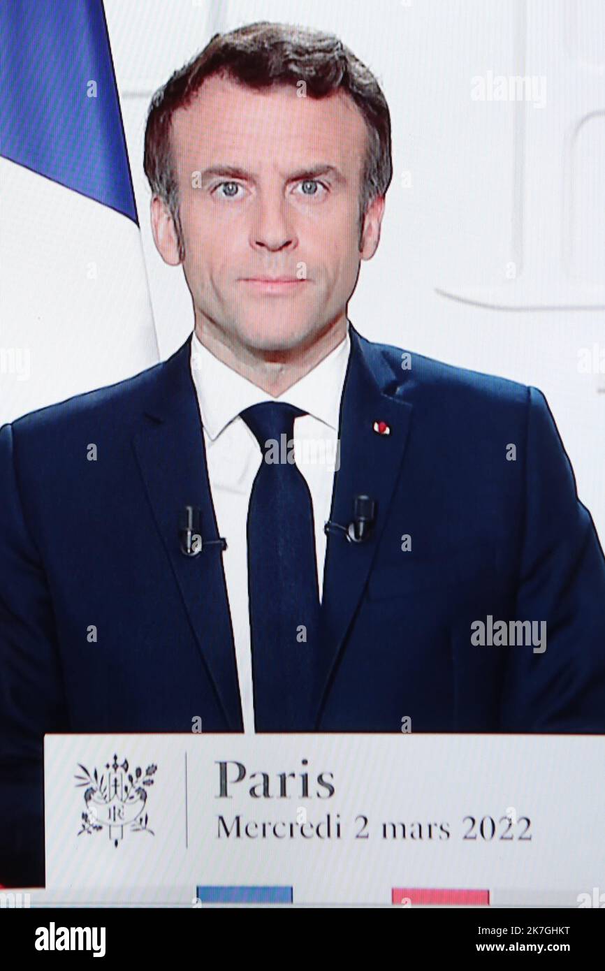 ©Pierre Teyssot/MAXPPP ; Emmanuel Macron - discours du Président français - la guerre en Ukraine à Paris, France sur 2 mars 2022. Un écran de télévision montrant le discours du président français Emmanuel Macron sur la guerre russe contre l'Ukraine et les conséquences économiques. La France devra également élire un nouveau président au printemps 2022. Le président français Emmanuel Macron. Â© Pierre Teyssot / Maxppp Banque D'Images