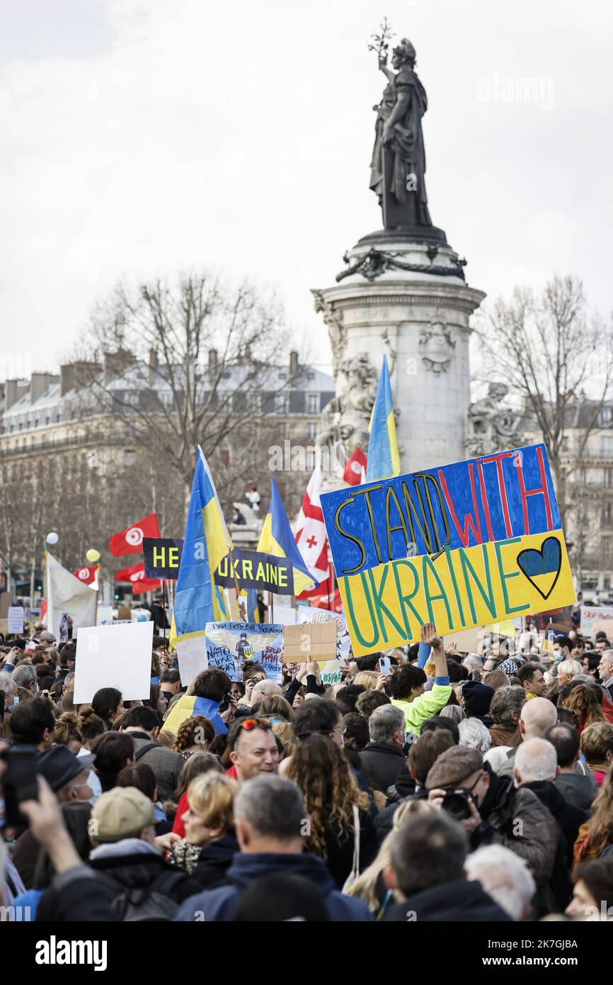 ©PHOTOPQR/LE PARISIEN/ARNAUD DUMONTIER ; Paris ; 05/03/2022 ; Paris, samedi 5 Mars 2022. Guerre en Ukraine : rassemblement place de la République à Paris en soutien à l'ukraine © Arnaud Dumontier pour le parisien manifestation de soutien à la population ukrainienne, à Paris sur 5 mars 2022. Banque D'Images