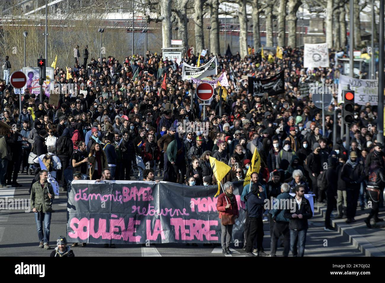 ©PHOTOPQR/LE PROGES/Maxime JEGAT - Lyon 05/03/2022 - manifestation contre Bayer-Monsanto à Lyon le 5 mars 2022 -1500 personnes ont été défilées dans les rues du 9e arrondissement de Lyon au départ de la place Valmy contre le géant de l'agro-chimie Bayer Monsanto. Manifestation contre Bayer Monsanto à Lyon sur 5 mars 2022. Banque D'Images