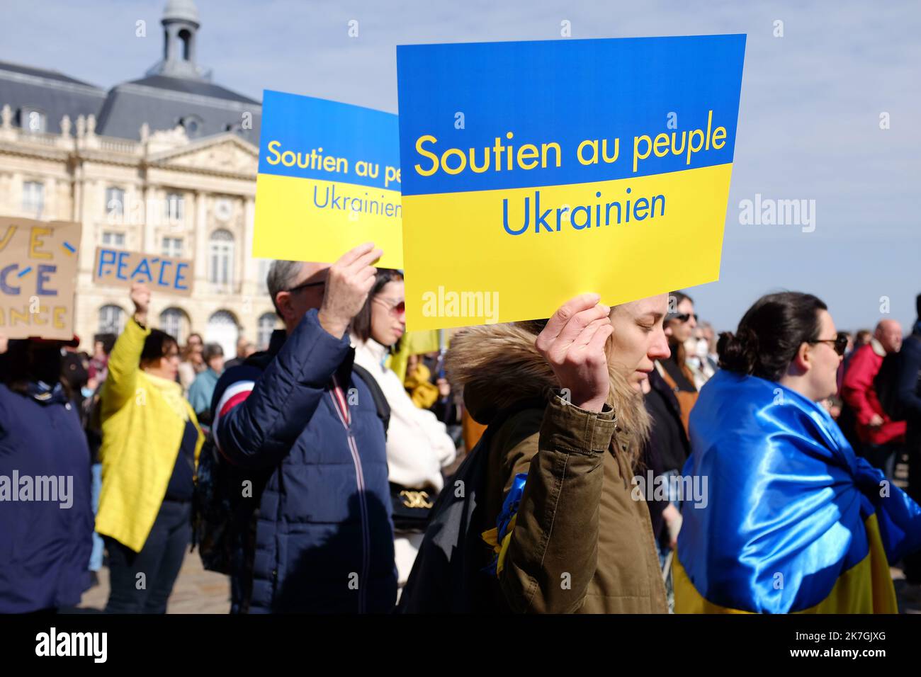 ©PHOTOPQR/Sud Ouest/Laurent Theillet ; Bordeaux ; 06/03/2022 ; Guerre en Ukraine, manifestation de soutien au people ukrainien. Dans beauputsch de villes en France comme ici à Bordeaux , plusieurs manifestations de soutien au pepple ukrainien. Bordeaux le 6 mars 2022; photo Laurent Theillet / Sud Ouest manifestation en faveur de la population ukrainienne, à Bordeaux sur 6 mars 2022. Banque D'Images