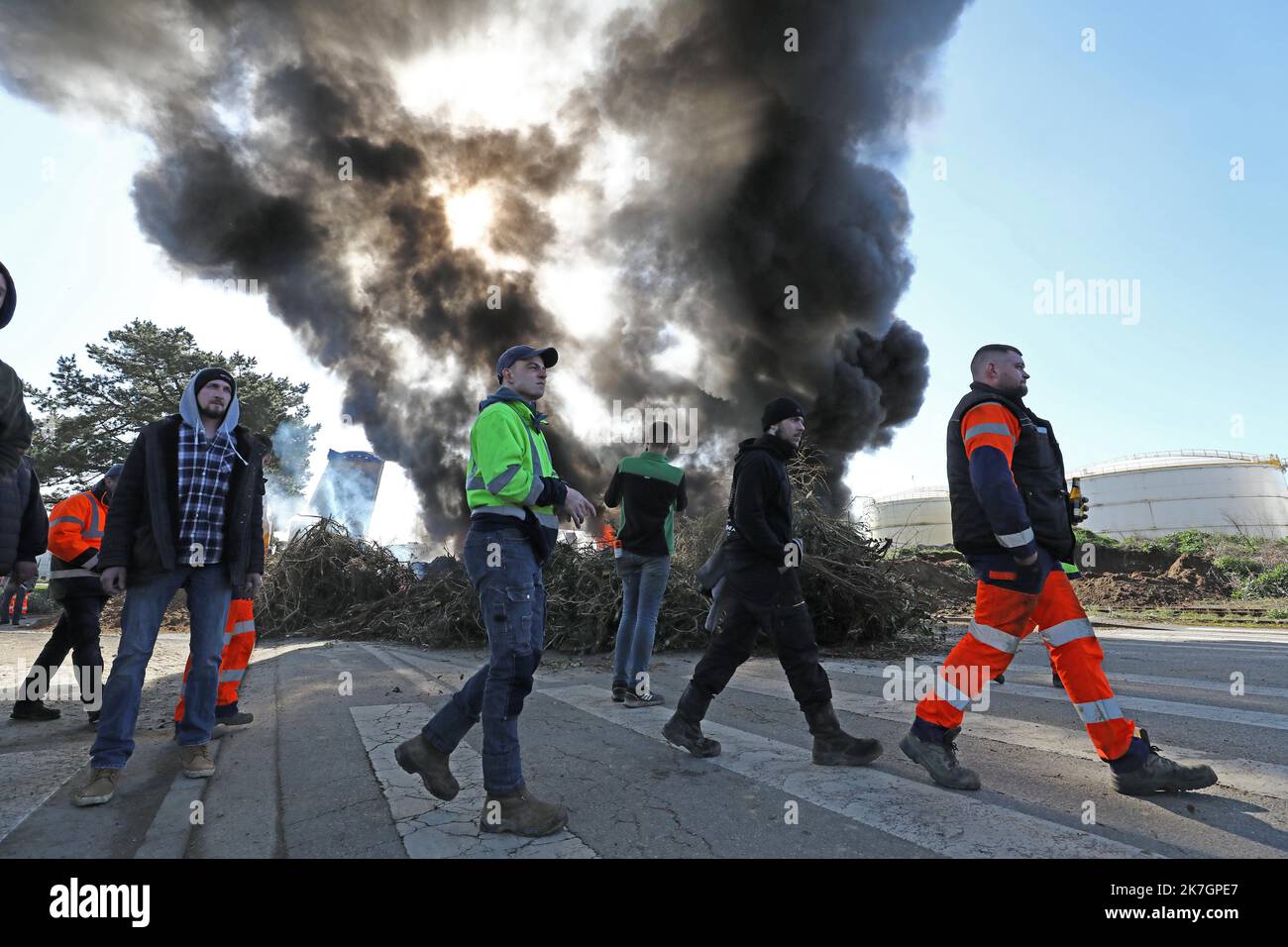 Â©PHOTOPQR/LE TÉLÉGRAMME/Lionel le Saux ; BREST ; 17/03/2022 ; PHOTO Lionel le Saux / LE TÉLÉGRAMME. BREST (29) : au point du bloc du dépôt pétrolier du port de Brest par des entreprises du BTP, des pompes sont intervenus pour tout le feu à l'entrée. Des gendarmes mobiles sont aussi présente. - Le troisième jour de l'obstruction du dépôt d'essence dans le port de Brest par les entreprises de construction, les pompiers sont intervenus pour éteindre l'incendie à l'entrée. Des gendarmes mobiles sont également présents. Banque D'Images