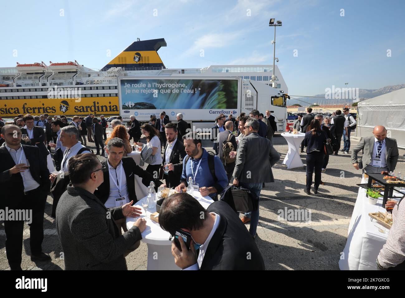 ©PHOTOPQR/NICE MATIN/Luc Boutria ; ; 24/03/2022 ; TOULON CAMION HYDROGENE SUR LE PORT DE TOULON CATHYOPE Port de Toulon, village CATHyOPE (embarcation Corse) : financement du camion CATHyOPE premier poids-lourd électrique-hydrogène de 44 tonnes. Sance de roulage, première mondiale. Toulon, France, mars 24th 2022 lancement du camion CATHyOPE, le premier camion lourd à hydrogène électrique de 44 tonnes. Session de conduite, une première mondiale. Banque D'Images