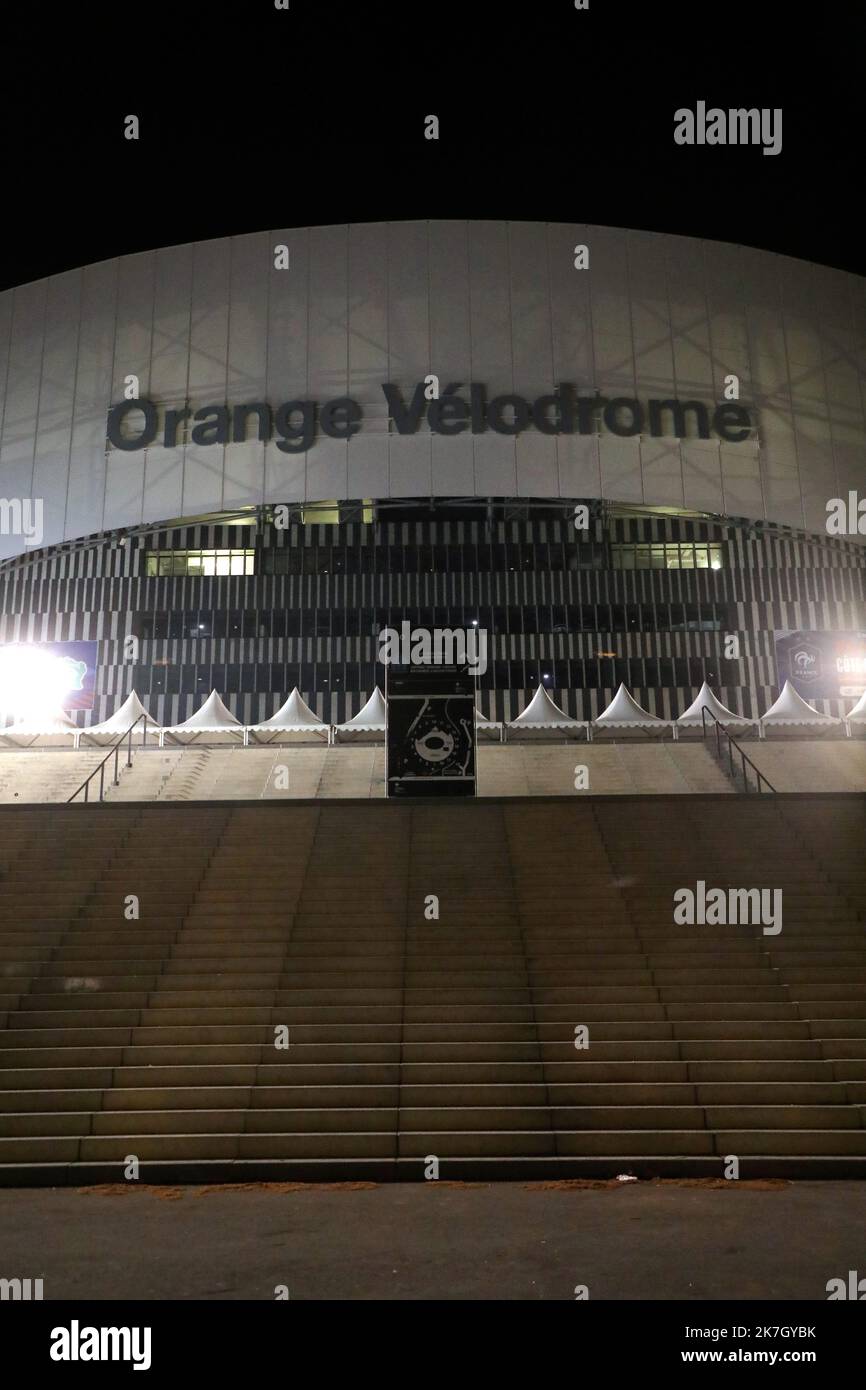 ©PHOTOPQR/LA PROVENCE/Nicolas VALLAURI ; Marseille ; 26/03/2022 ; heure de la Terre - la plus grande mobilisation citadine pour la planète organisée par le WWF ci contre l'extinction des éclalages du stade Orange Vélodrome à Marseille 26 mars 2022 heure de la Terre : une heure sans lumières Banque D'Images