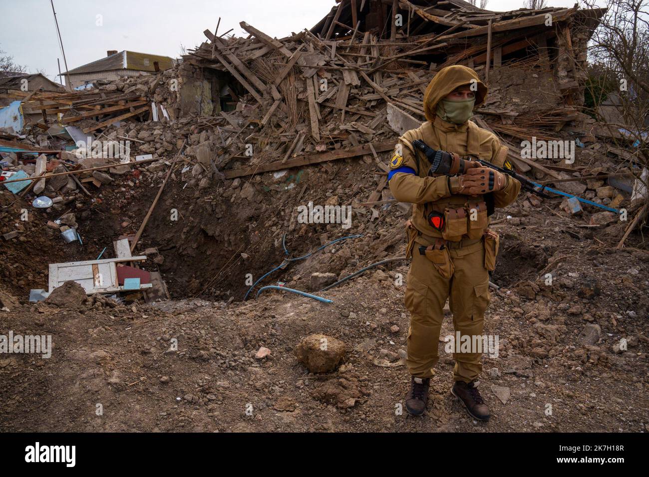 ©Gilles Bader / le Pictorium/MAXPPP - Shevchenkove 31/03/2022 Gilles Bader / le Pictorium - 31/3/2022 - Ukraine / Shevchenkove - le village de Shevchenkove dubombardier, à 20 km de Mykolaiev sur la route de Kherson, ce village a ete la cible de violents bombardements de la partie des russes qui ont enleve le maire. les villageois sont surpayés. l'eglise du village sert desormais de stock de nourriture provenance de l'aide internationale / 31/3/2022 - Ukraine / ? Shevchenkove ? - Le village de Shevchenkove, à 20 km de Mykolaiev sur la route de Kherson, a été la cible de la violente bom Banque D'Images