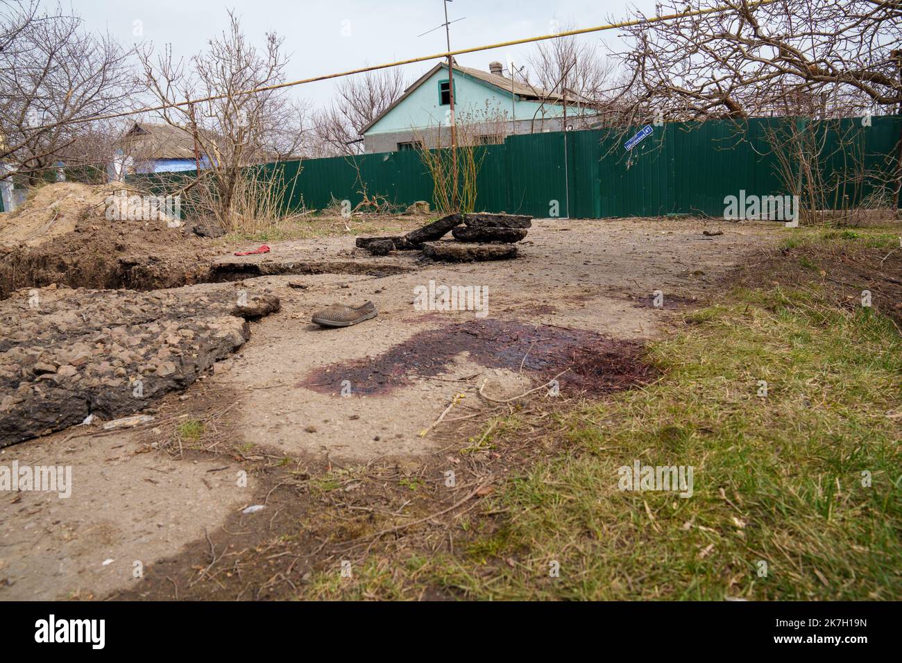 ©Gilles Bader / le Pictorium/MAXPPP - Shevchenkove 31/03/2022 Gilles Bader / le Pictorium - 31/3/2022 - Ukraine / Shevchenkove - le village de Shevchenkove dubombardier, à 20 km de Mykolaiev sur la route de Kherson, ce village a ete la cible de violents bombardements de la partie des russes qui ont enleve le maire. les villageois sont surpayés. l'eglise du village sert desormais de stock de nourriture provenance de l'aide internationale / 31/3/2022 - Ukraine / ? Shevchenkove ? - Le village de Shevchenkove, à 20 km de Mykolaiev sur la route de Kherson, a été la cible de la violente bom Banque D'Images